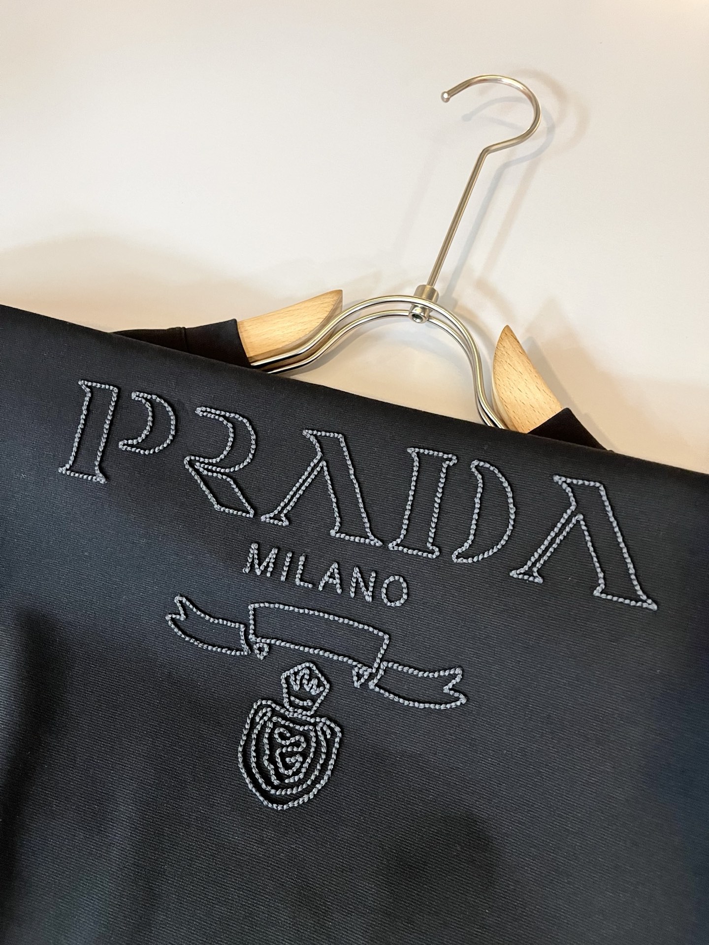 PRAD*A普*达2025春夏新款男女同款👫短袖T恤，最新款全网独家首上！！~既经典有时尚百搭，谁不爱啊