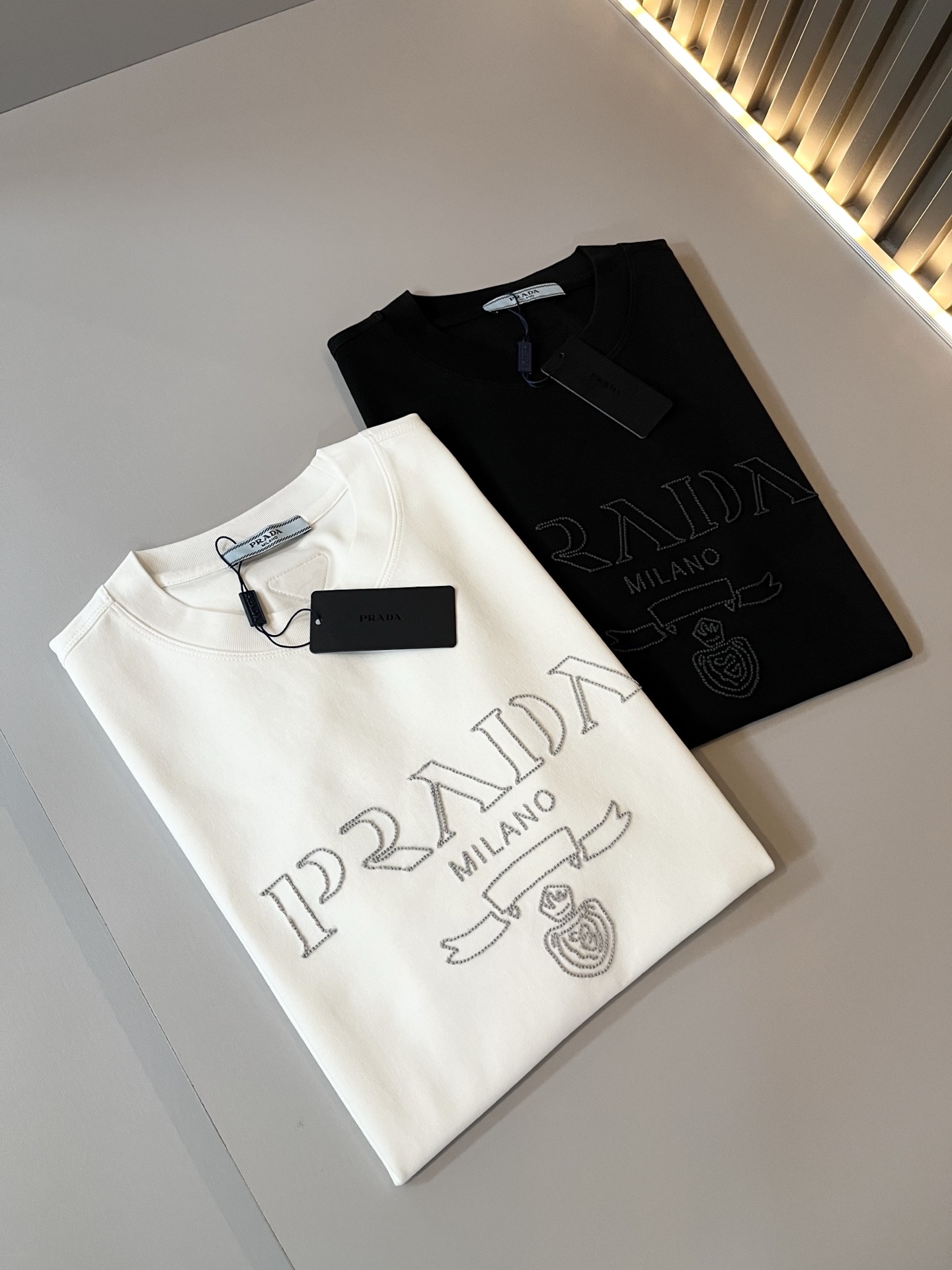 PRAD*A普*达2025春夏新款男女同款👫短袖T恤，最新款全网独家首上！！~既经典有时尚百搭，谁不爱啊