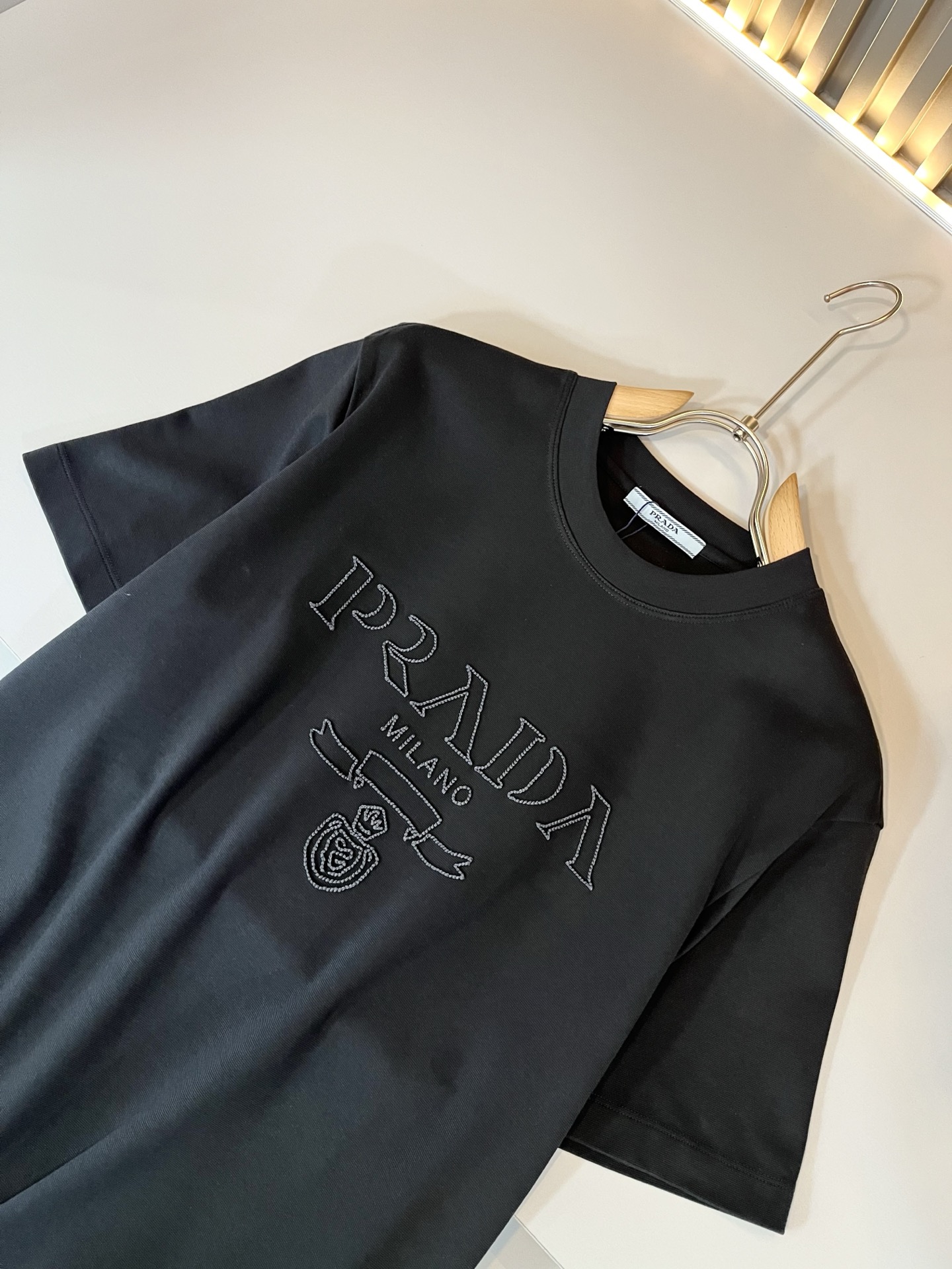 PRAD*A普*达2025春夏新款男女同款👫短袖T恤，最新款全网独家首上！！~既经典有时尚百搭，谁不爱啊