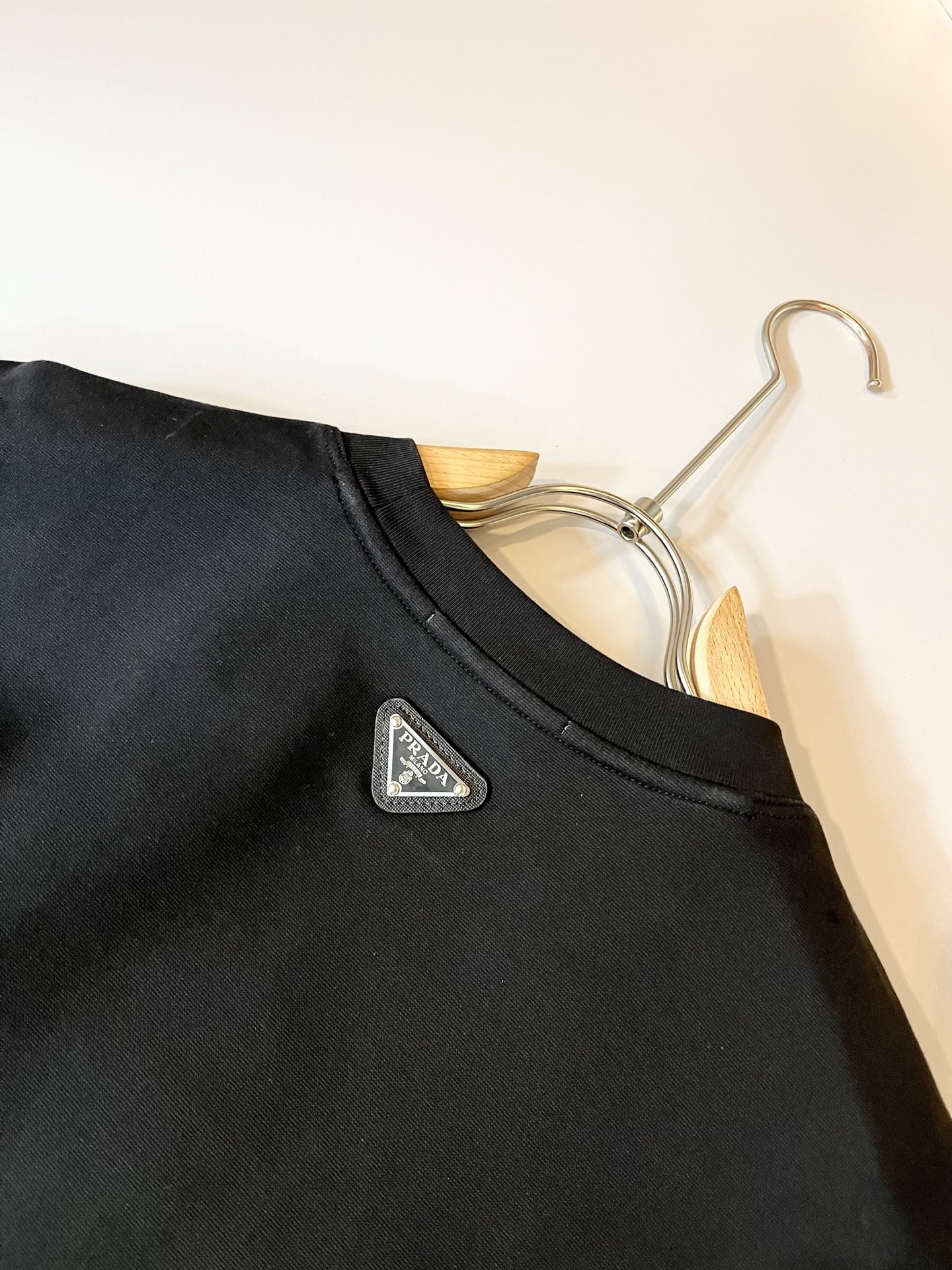 PRAD*A普*达2025春夏新款男女同款👫短袖T恤，最新款全网独家首上！！~既经典有时尚百搭，谁不爱啊