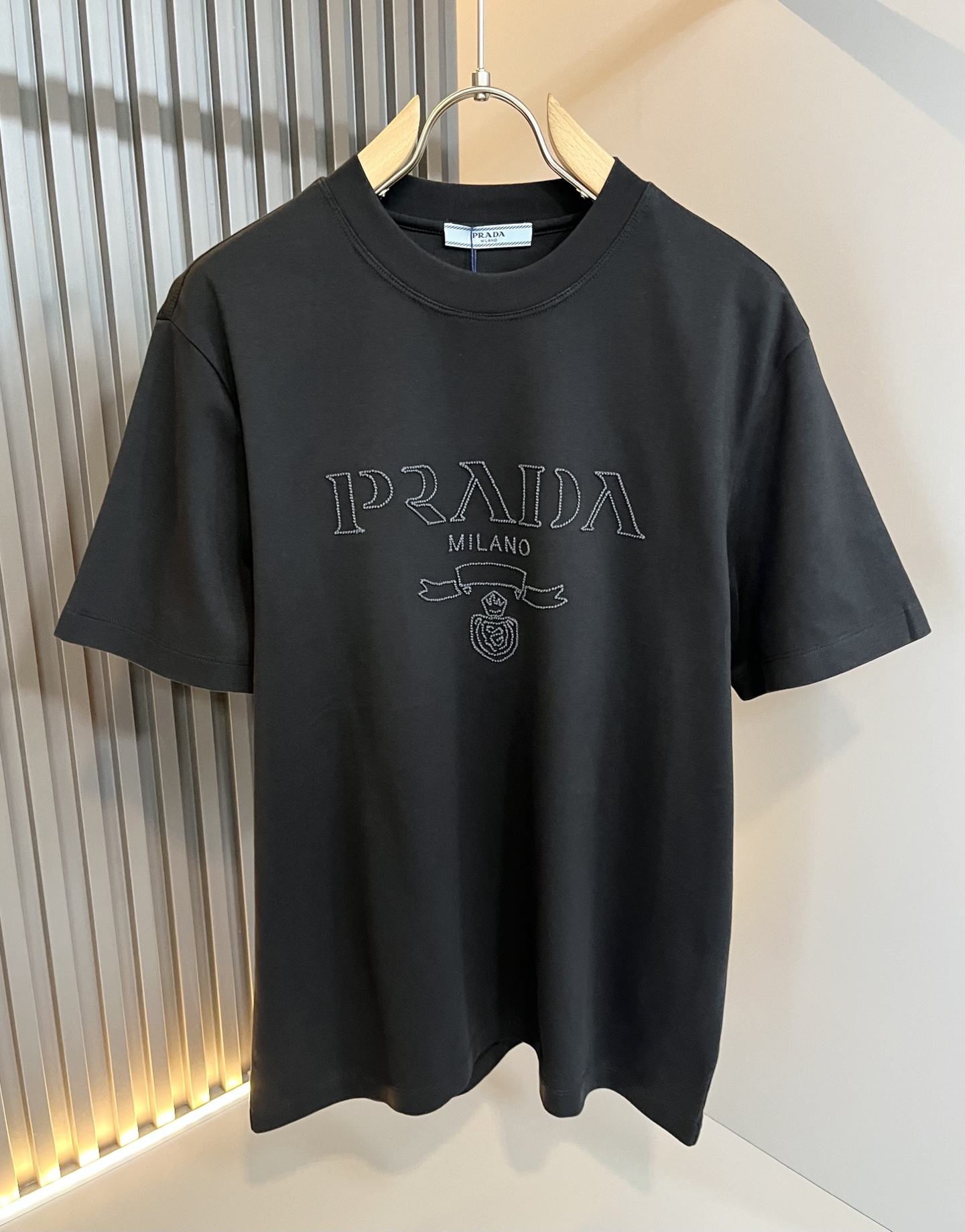 PRAD*A普*达2025春夏新款男女同款👫短袖T恤，最新款全网独家首上！！~既经典有时尚百搭，谁不爱啊