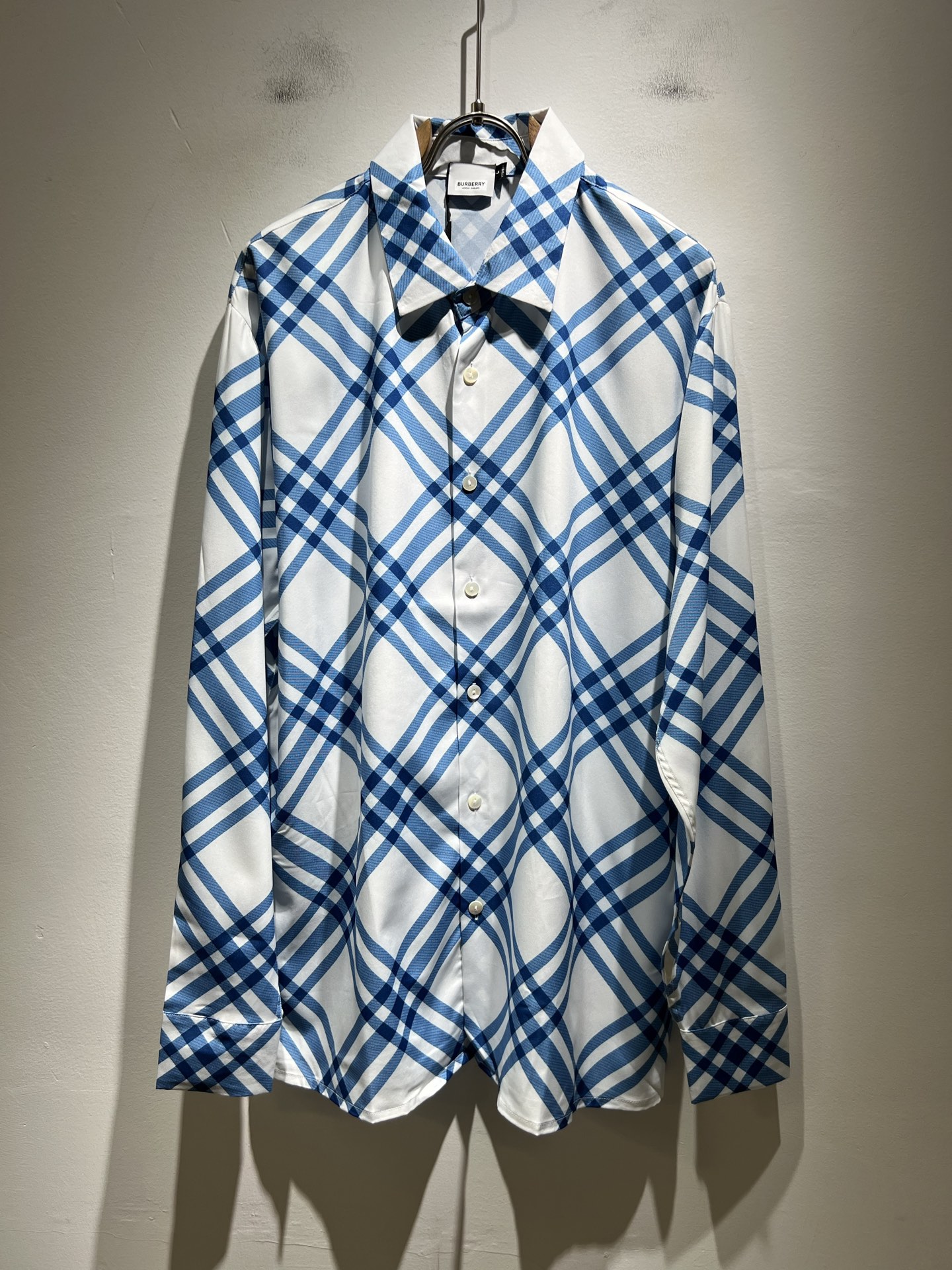 NO:499875,Bur*erry 2025 spring and summer new men's plaid shirt, the latest brand design elements!  Neither monotonous nor complicated, it shows taste just right!  Customized poplin cotton fabrics are available for customer!  Comfortable, sweat-absorbing and breathable, the unique high-end fabric presents a simple and elegant temperament!  Full three-dimensional! Standard cutting design!  Every detail is a synchronized with high-end fashion. Size: M-3XL, burberry, alexander wang19860909Bur*erry 巴*莉 2025春夏新款男士格子衬衣,品牌最新设计元素！既不单调也不复杂,恰到好处的展现品味！客供定制府绸棉面料！舒适吸汗透气根本不在话下,面料独具的高奢感呈现简约优雅气质！饱满立体!标准裁剪设计！每一处细节都是与高端时尚同步的体现.尺码:M-3XL,,burberry,alexander wang,Men's clothing