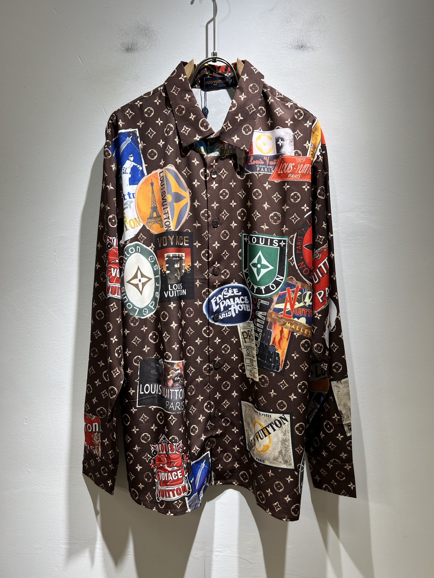 NO:499900,LouisVuitt*Louis*Deng 2025 Spring and Summer New Product Latest Crafts for Men and Women, The Lapel Shirt with Unique Ultra-Thin Silky Silky Touch!  !  Panoramic logo pattern printing design!  Represents the brand image, simple and comfortable style, high-end customized original exclusive poplin cotton fabric!  The solid color series is a favorite style for everyone, and the simple styles are more diverse when worn. The seemingly simple styles are actually more time-consuming, light and breathable in fabrics and craftsmanship production, silky and slick, and stylish cut styles. Simple plain-colored small pointed-collar men's shirts, shirts that every man should buy!  Size M-3XL, louis vuitton,louis vuitton,shirts,alexander wang19860909LouisVuitt*路易*登 2025春夏新品最新工艺男女同款翻领衬衣,独一无二超薄丝滑触感！！全景logo图案印花设计！代表品牌形象 简洁舒适的款式,高端定制原版专属府绸棉面料 ！纯色系列更是大家非常喜爱款,简约的款式穿搭起来更加的多样化.看似简单的款式,其实在面料以及工艺制作上更费时速干轻薄透气,丝滑冰爽,裁剪时尚版型,简约式素色小尖领男士衬衣,每一个男士都应该入手的衬衫！尺码M-3XL,,louis vuitton,louis vuitton,shirts,alexander wang,Men's clothing