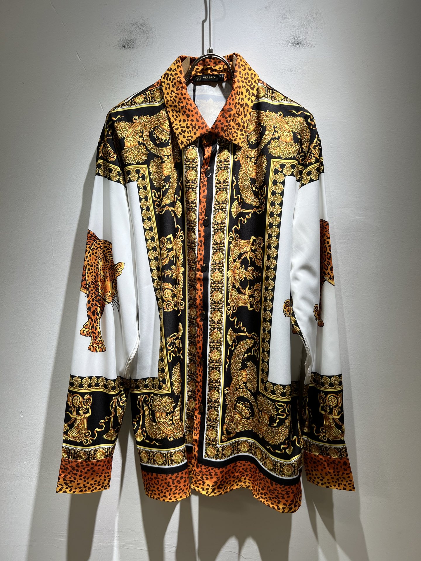 NO:499866,VERS*CE/Fan*zhe 2025 spring and summer new original single long-sleeved shirt, VERS*CE/Fan*zhe Trading Company Channel Product Value Recommendation, Panoramic Printed Letter Logo Pattern Decoration is exquisitely highlighted by the gradient effect!  The heavy craftsmanship is created with a strong sense of three-dimensionality, and only advanced German equipment can be made, highlighting the invincible visual luxury, with a very high craftsmanship level and a very important craftsmanship!  Customer-supplied imported poplin cotton fabric, excellent skin-friendly, extremely perfect details, impeccable, excellent upper body effect, very eye-catching, unquestionable, excellent return rate, excellent items in the closet to improve vision, are very handsome, whether they are worn inside or alone. Size M-3XL, versace, alexander wang19860909VERS*CE/范*哲 2025春夏新品原单长袖衬衣,VERS*CE/范*哲 贸易公司渠道 产品 值的推荐 ,全景印花字母logo图案装饰极为精致凸显渐变效果！重磅工艺打造,立体感极强,唯有德国先进设备方能制作,凸显了视觉无敌的震撼奢华,工艺水准极高,非常重工匠心！客供进口府绸棉面料,亲肤性绝佳,细节极致完美,无可挑剔,上身效果非常出色,非常招眼吸睛,回头率毋庸置疑,衣橱里改良视觉的绝佳单品,无论内搭还是单穿都爆帅十足.尺码M-3XL,,versace,alexander wang,Men's clothing