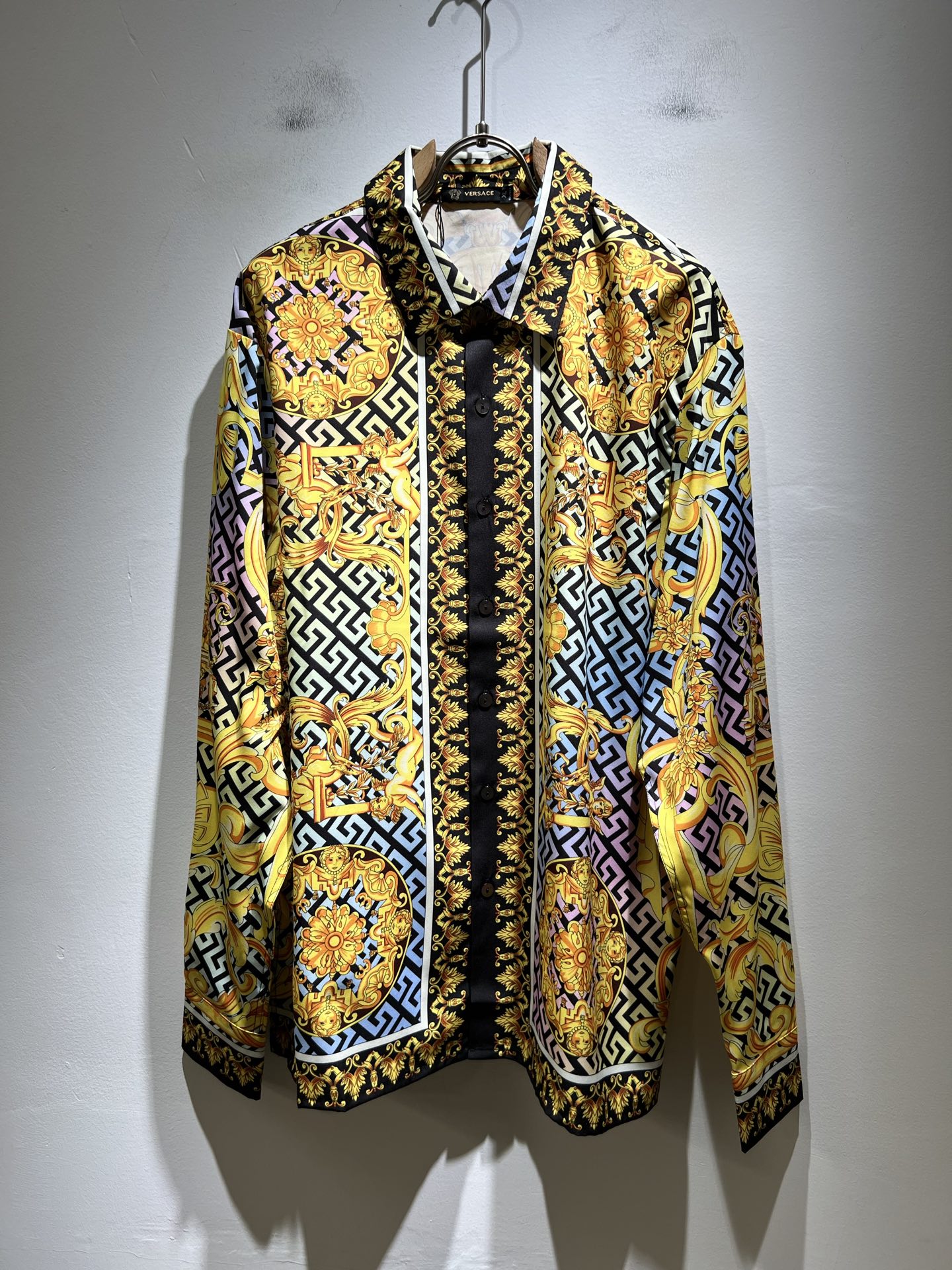 NO:499870,VERS*CE/Fan*zhe 2025 spring and summer new original single long-sleeved shirt, VERS*CE/Fan*zhe Trading Company Channel Product Value Recommendation, Panoramic Printed Letter Logo Pattern Decoration is exquisitely highlighted by the gradient effect!  The heavy craftsmanship is created with a strong sense of three-dimensionality, and only advanced German equipment can be made, highlighting the invincible visual luxury, with a very high craftsmanship level and a very important craftsmanship!  Customer-supplied imported poplin cotton fabric, excellent skin-friendly, extremely perfect details, impeccable, excellent upper body effect, very eye-catching, unquestionable, excellent return rate, excellent items in the closet to improve vision, are very handsome, whether they are worn inside or alone. Size M-3XL, versace, alexander wang19860909VERS*CE/范*哲 2025春夏新品原单长袖衬衣,VERS*CE/范*哲 贸易公司渠道 产品 值的推荐 ,全景印花字母logo图案装饰极为精致凸显渐变效果！重磅工艺打造,立体感极强,唯有德国先进设备方能制作,凸显了视觉无敌的震撼奢华,工艺水准极高,非常重工匠心！客供进口府绸棉面料,亲肤性绝佳,细节极致完美,无可挑剔,上身效果非常出色,非常招眼吸睛,回头率毋庸置疑,衣橱里改良视觉的绝佳单品,无论内搭还是单穿都爆帅十足.尺码M-3XL,,versace,alexander wang,Men's clothing