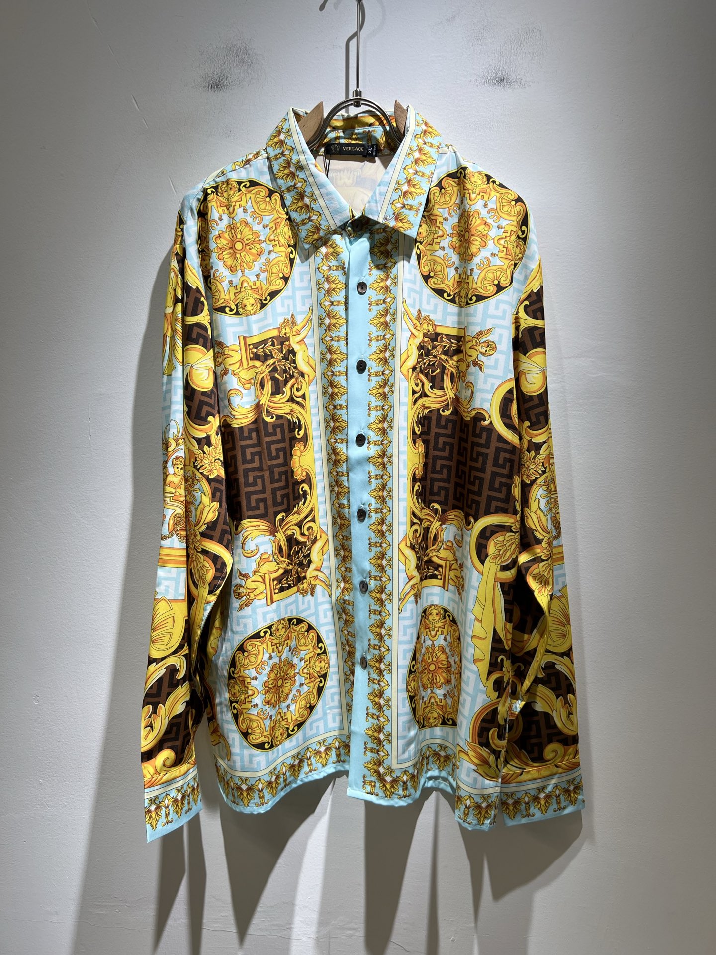 NO:499895,VERS*CE/Fan*zhe 2025 spring and summer new original single long-sleeved shirt, VERS*CE/Fan*zhe Trading Company Channel Product Value Recommendation, Panoramic Printed Letter Logo Pattern Decoration is exquisitely highlighted by the gradient effect!  The heavy craftsmanship is created with a strong sense of three-dimensionality, and only advanced German equipment can be made, highlighting the invincible visual luxury, with a very high craftsmanship level and a very important craftsmanship!  Customer-supplied imported poplin cotton fabric, excellent skin-friendly, extremely perfect details, impeccable, excellent upper body effect, very eye-catching, unquestionable, excellent return rate, excellent items in the closet to improve vision, are very handsome, whether they are worn inside or alone. Size M-3XL, versace, alexander wang19860909VERS*CE/范*哲 2025春夏新品原单长袖衬衣,VERS*CE/范*哲 贸易公司渠道 产品 值的推荐 ,全景印花字母logo图案装饰极为精致凸显渐变效果！重磅工艺打造,立体感极强,唯有德国先进设备方能制作,凸显了视觉无敌的震撼奢华,工艺水准极高,非常重工匠心！客供进口府绸棉面料,亲肤性绝佳,细节极致完美,无可挑剔,上身效果非常出色,非常招眼吸睛,回头率毋庸置疑,衣橱里改良视觉的绝佳单品,无论内搭还是单穿都爆帅十足.尺码M-3XL,,versace,alexander wang,Men's clothing