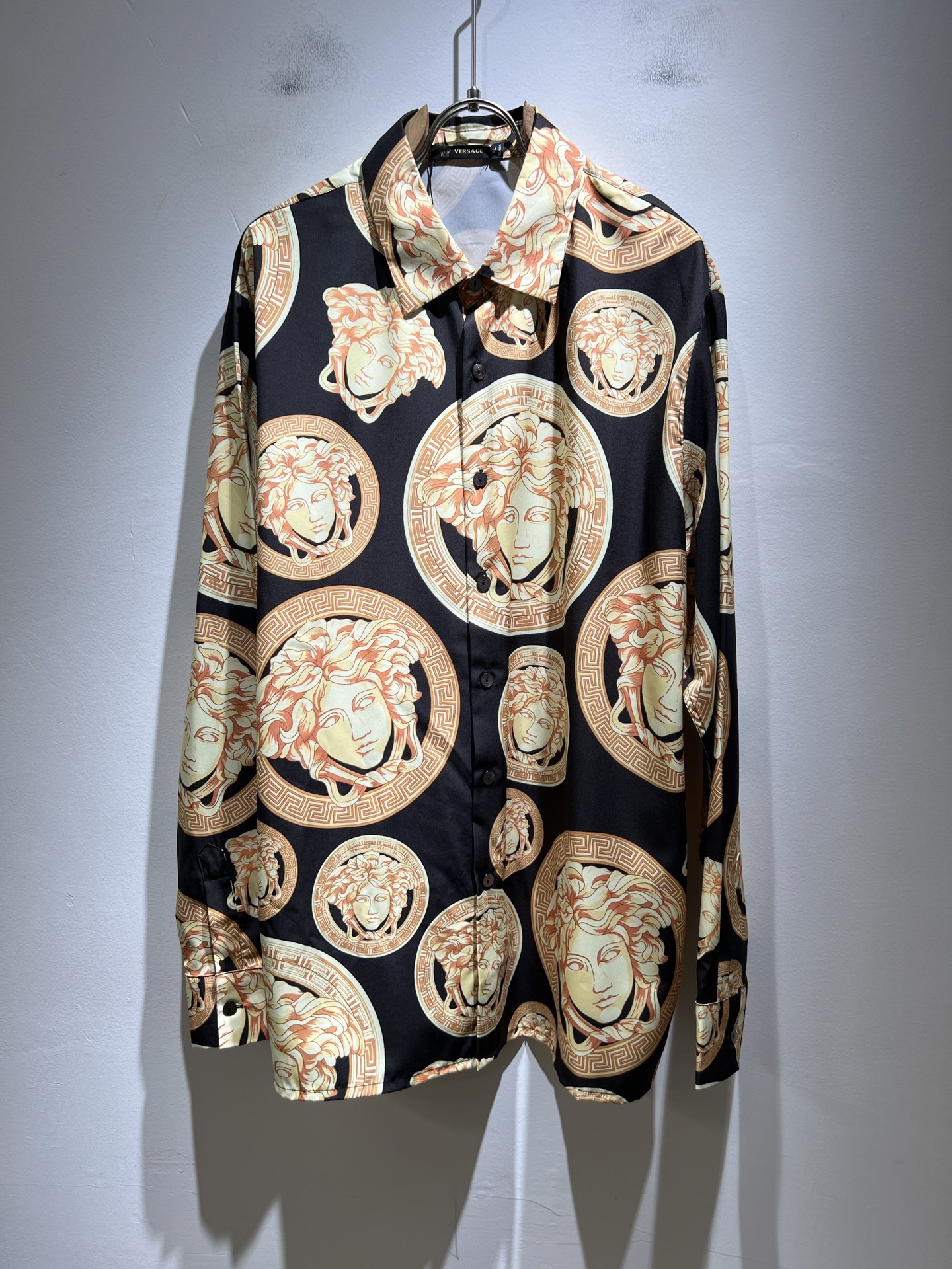 NO:501542,VERS*CE/Fan*zhe 2025 spring and summer new original single long-sleeved shirt, VERS*CE/Fan*zhe Trading Company Channel Product Value Recommendation, Panoramic Printed Letter Logo Pattern Decoration is exquisitely highlighted by the gradient effect!  The heavy craftsmanship is created with a strong three-dimensional sense, and only advanced German equipment can produce it, highlighting the invincible visual luxury, with a very high craftsmanship level and a very important craftsmanship!  Customer-supplied imported poplin cotton fabric, excellent skin-friendly, extremely perfect details, impeccable, excellent upper body effect, very eye-catching, unquestionable, excellent return rate, excellent items in the closet to improve vision, are very handsome, whether they are worn inside or alone. Size M-3XL, versace, alexander wang19860909VERS*CE/范*哲 2025春夏新品原单长袖衬衣,VERS*CE/范*哲 贸易公司渠道 产品 值的推荐 ,全景印花字母logo图案装饰极为精致凸显渐变效果！重磅工艺打造,立体感极强,唯有德国先进设备方能制作,凸显了视觉无敌的震撼奢华,工艺水准极高,非常重工匠心！客供进口府绸棉面料,亲肤性绝佳,细节极致完美,无可挑剔,上身效果非常出色,非常招眼吸睛,回头率毋庸置疑,衣橱里改良视觉的绝佳单品,无论内搭还是单穿都爆帅十足.尺码M-3XL,,versace,alexander wang,Men's clothing