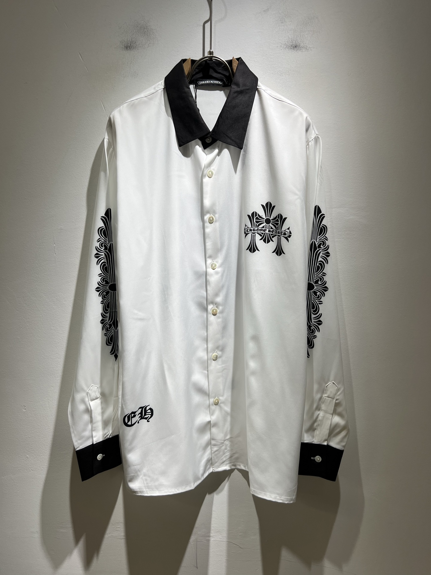 NO:501557,Chrome hear*s Ke*xin 2025 spring and summer new men's shirt, classic silver jewelry accessories series!  The same style of men and women, a casual pants that you recognize from the bottom of your heart, and over time, it makes you more rare. The trendy high street king is the trendy brand Chrome hear*s Ke*xin. To be honest, wearing Croxin is very fashionable. If you match denim together, it will be fashionable and there is nothing to say about the streets. Made of custom-made original poplin cotton, the fabric feels great. This kind of comfort feels really not picky on the body. The casual and chic taste is particularly good, which enhances the sense of fashion and appearance. And such pants are particularly easy to match with various types of shoes. Where is the recognition? Leather logo matching design!  Customized by heavy industry!  Strong, not easy to wear, and the details are very well-established. Size M-3XL, chrome hearts, chrome hearts, alexander wang19860909Chrome hear*s克*心 2025春夏新款男士衬衣,经典银饰辅料系列！男女同款一款让你从心底认可的休闲裤,并且经过时间的推移而让你更加珍稀,潮流的高街之王,那就是潮牌chrome hear*s克*心,穿克罗心的实话讲很潮了,如果连牛仔也一起搭配,那就是潮爆了,潮爆街头没话说.定制原版府绸棉材质制成,面料手感一绝,这种舒适感穿在身上,上身真心不挑人,休闲潇洒的味道特别足,提升时尚感和颜值,并且这样的裤型特别好搭配各种类型的鞋子.辨识度就在哪里,皮革logo搭配设计！重工定制！韧性足,不易磨损,细节工艺非常到位.尺码M-3XL,,chrome hearts,chrome hearts,alexander wang,Men's clothing