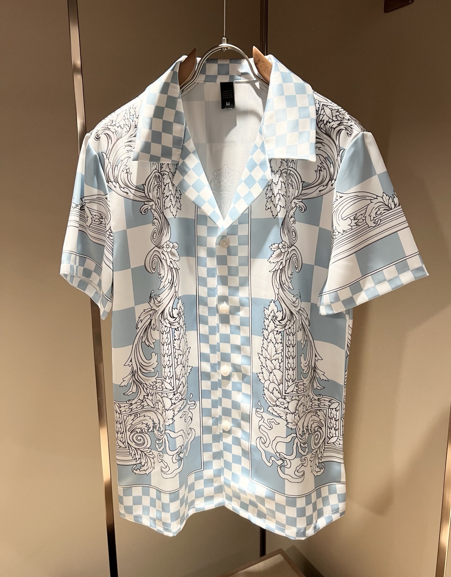 NO:499860,VERS*CE/Fan*zhe 2025 spring and summer new product original single pajama silk set VERS*CE/Fan*zhe Trading company channel product value recommendation, panoramic printed letter logo pattern decoration is extremely exquisite to highlight the gradient effect!  The heavy craftsmanship is created with a strong sense of three-dimensionality, and only advanced German equipment can be made, highlighting the invincible visual luxury, with a very high craftsmanship level and a very important craftsmanship!  Customer-supplied imported silk fabrics, excellent skin-friendly, extremely perfect details, impeccable, excellent upper body effect, very eye-catching, unquestionable, excellent return rate, excellent items in the closet to improve vision, are very handsome, whether they are worn inside or alone. Size M-3XL, versace, real silk, alexander wang19860909VERS*CE/范*哲 2025春夏新品原单睡衣真丝套装VERS*CE/范*哲 贸易公司渠道 产品 值的推荐 ,全景印花字母logo图案装饰极为精致凸显渐变效果！重磅工艺打造,立体感极强,唯有德国先进设备方能制作,凸显了视觉无敌的震撼奢华,工艺水准极高,非常重工匠心！客供进口真丝面料,亲肤性绝佳,细节极致完美,无可挑剔,上身效果非常出色,非常招眼吸睛,回头率毋庸置疑,衣橱里改良视觉的绝佳单品,无论内搭还是单穿都爆帅十足.尺码M-3XL,,versace,real silk,alexander wang,Men's clothing