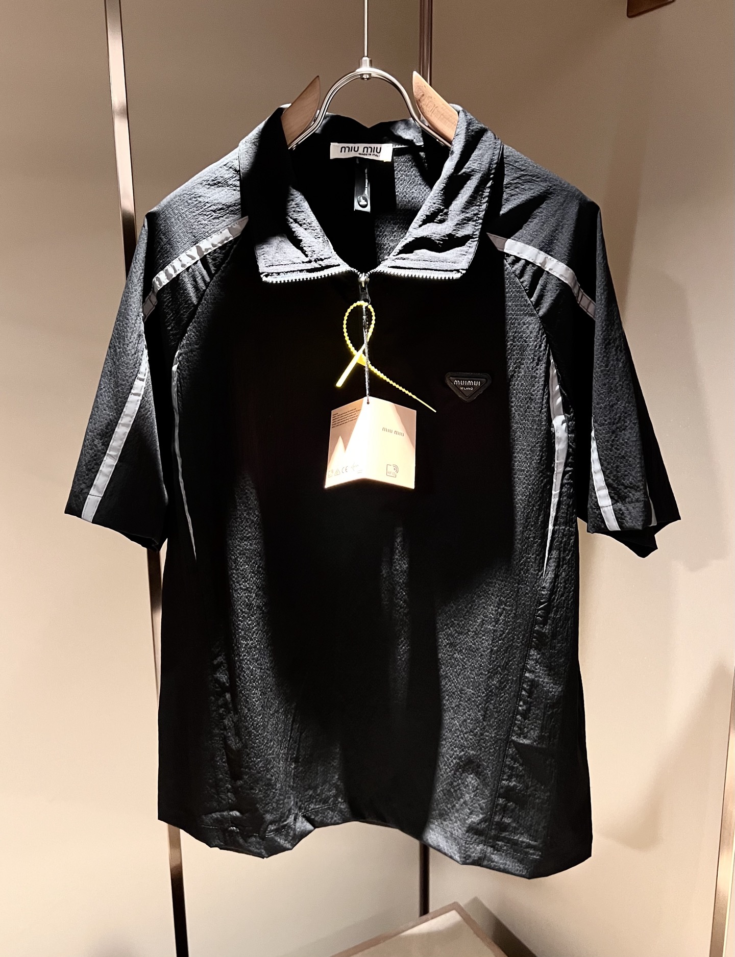 NO:499845,MIUMIU Misunderstanding 2025 Spring and Summer New Men and Women's Equivalent Casual Set, the latest design elements of the brand!  Neither monotonous nor complicated, it shows taste just right!  Customer-supplied hardware logo design!  Polyester fabric design!  Comfortable, sweat-absorbing and breathable, the unique high-end fabric presents a simple, elegant temperament and full three-dimensionality! Standard cutting design!  Every detail is a synchronized with high-end fashion. Size: M-3XL, miumiu, alexander wang19860909MIUMIU 谬谬2025春夏新款男女同款休闲套装,品牌最新设计元素！既不单调也不复杂,恰到好处的展现品味！客供五金logo设计！聚酯纤维面料设计！舒适吸汗透气根本不在话下,面料独具的高奢感呈现简约优雅气质饱满立体!标准裁剪设计！每一处细节都是与高端时尚同步的体现.尺码:M-3XL,,miumiu,alexander wang,Men's clothing