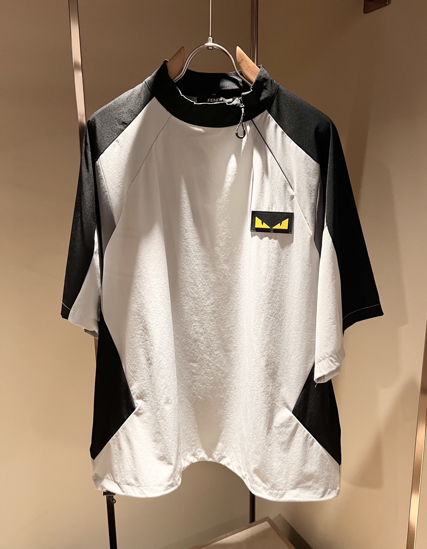 NO:499825,FEN*I 2025 spring and summer new men and women's same style set, original Italian orders, popular FD family items, high-quality products with full representativeness and full specifications, high-quality products that all FD fans are worth buying!  Pure Yidian channel orders, high-end and popular products from the FD family, very popular items at the moment, and the iconic FF letter logo on the chest!  High-end goods worth keeping and giving away to others!  The most classic BUGS series of styles in the FD family are trendy and beautiful, with a full sense of trend, with a very high sense of grade and specifications. It uses a very classic two-color combination, giving people a strong visual impact and a very high recognition. The top exclusive polyester fiber fabric is created, with a soft, delicate and comfortable touch, and the quality is quite high-end and classy!  Perfectly interprets the charm of the brand and leaves a deep impression. It is more fashionable and charming. It has simple, elegant and fashionable upper body, and is even more stressful for outfits!  The inner wear alone is very delicious and beautiful scenery that cannot be ignored!  Size M-4XL, fendi,dior,alexander wang19860909FEN*I 芬*迪 2025春夏新款男女同款套装,意大利原厂订单,FD家族人气单品,代表性十足,规格感十足的精品,所有FD粉丝都值得抢购的精品！纯正意代渠道订单,FD家族的高奢人气爆款产物,当下十分火爆的单品,胸前标志性FF字母标识logo修饰！值得自留和送人的高端货！FD家族最为经典的BUGS系列款式单品,新潮又好看,潮流气息感十足,档次规格感极高,并且采用十分经典的双色搭配,给人的视觉冲击感相当强烈,有着极高的辨识度,顶级专属聚酯纤维面料,打造,触感柔软细腻舒适,品相相当高级有档次！完美诠释品牌魅力,给人留下深刻印象.更具时尚与韵味,上身简约大方时尚,对于穿搭更是毫无压力！单穿内搭都极有味道,不可忽视的靓丽风景线！ 尺码M-4XL,,fendi,dior,alexander wang,Men's clothing