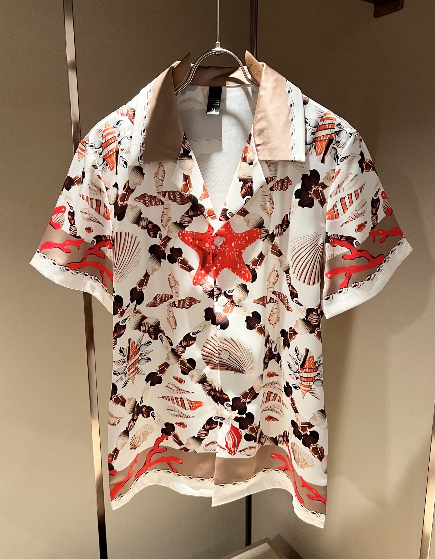 NO:499840,Louis Vuit*on Louis Family New Monogram Series 2025 Spring and Summer!  Light luxury casual suit, pajamas set for the same style for men and women!  The new high-end Louis family has always been so flawless, and creative designs are emerging one after another. If you don’t buy a few Louis items this spring and summer, you can’t be considered a fashion expert. Monogram logo design for clothes!  Custom silk fabric!  The iconic elements of Louis are really something that everyone loves. They are super soft and resilient, from world-class trade-level OEM channels, with extremely rare quantity and no help after selling out. Monogram three-dimensional logo presents an extraordinary texture, clean and neat. This is the Louis family's unique skill and the latest craftsmanship this quarter. The degree of meticulousness has reached the top, and the loose cut style design is unique. It is a fusion of luxury and fashion!  Size M-3XL, louis vuitton,louis vuitton,alexander wang19860909Louis Vuit*on 路易家族 2025春夏新款Monogram系列！轻奢休闲套装,男女同款睡衣套装！路易家族的新高端,细节品质永远的那么完美无瑕,创意设计层出不穷.今年春夏季节没有入手几件路易你算不上时尚达人.衣身Monogram 标识logo图案设计！定制丝绸面料！诠释路易的标志性元素,实属人见人爱的东西.超级柔软且具有韧性,来自世界级贸易级别的代工厂渠道,数量极其稀少售完无补.Monogram立体Logo呈现不一般的质感,干净俐落.这是路易家族的看家绝活也是本季度的最新工艺.细致化程度已经达到顶端了,宽松剪裁的版型设计堪称一绝.属于奢华与时尚的融合！尺码M-3XL,,louis vuitton,louis vuitton,alexander wang,Men's clothing