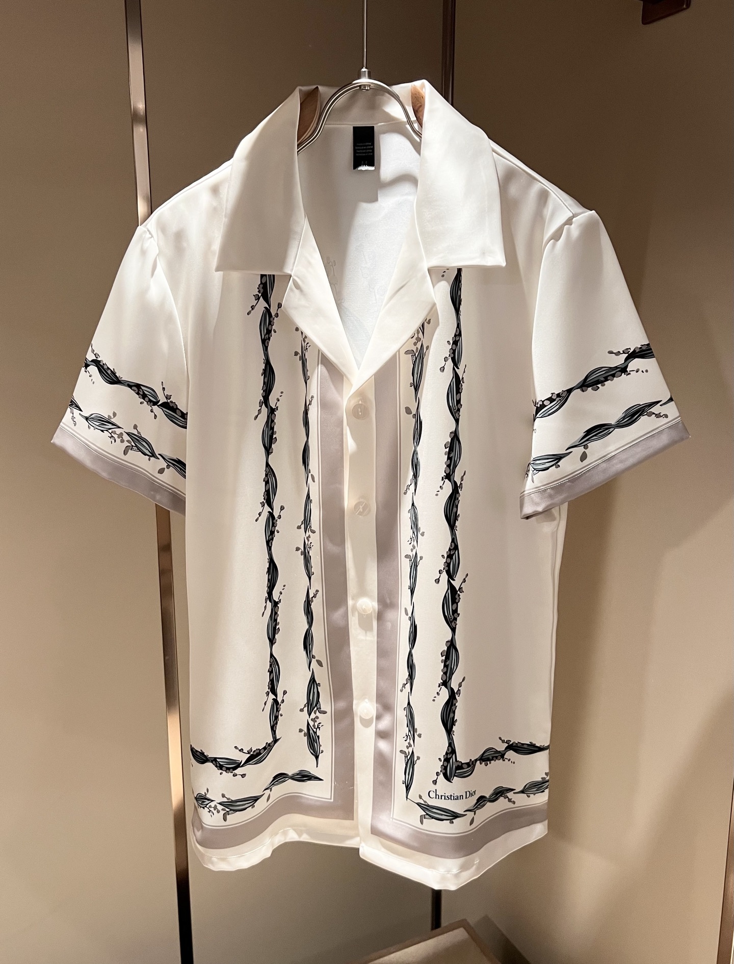 NO:499858,Dio*r Dio 2025 spring and summer new men and women pajamas casual suits are available in trading companies, and they are released simultaneously on the official website. The most anticipated high-quality products are coming, making you feel what real high luxury and connotation! This suit is made of D's special silk fabric, full of brand style!  The surface is neat and smooth and shiny, and the texture is obvious through the screen. It is the most enjoyable wearing experience! It perfectly enhances the overall luxury and class, and can get a high-end luxury atmosphere at a glance! Basic regular style cutting, versatile and simple upper body, and is easy to deal with various occasions and environments. It is undoubtedly a must-have item for daily commuting! Size M~3XL,,dior,dior,alexander wang19860909Dio*r迪*奥2025春夏新品男女同款睡衣休闲套装,贸易公司渠道稀出,同步官网发售,男神女神最为期待的精品狠货重磅来袭,让你感受到什么叫真正的高奢有内涵!此款套装选用D家专用丝绸面料制成,满满的品牌风格！表面整洁光滑且富有光泽,质感透过屏幕都显而易 见,你最为享受的穿着体验! 完美提升了整体的奢华档次感,一眼就能Get到的高端奢华气息!基础常规的版型裁剪,上身百搭简约不挑人,轻松应对各种场合与环境,属于日常通勤必备的臻品无疑!尺码M～3XL,,dior,dior,alexander wang,Men's clothing