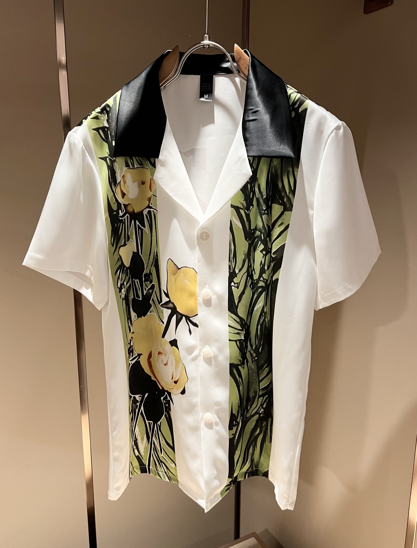 NO:499820,Louis Vuit*on Louis Family New Monogram Series 2025 Spring and Summer!  Light luxury casual suit, pajamas set for the same style for men and women!  The new high-end Louis family has always been so flawless, and creative designs are emerging one after another. If you don’t buy a few Louis items this spring and summer, you can’t be considered a fashion expert. Monogram logo design for clothes!  Custom silk fabric!  The iconic elements of Louis are really something that everyone loves. They are super soft and resilient, from world-class trade-level OEM channels, with extremely rare quantity and no help after selling out. Monogram three-dimensional logo presents an extraordinary texture, clean and neat. This is the Louis family's unique skill and the latest craftsmanship this quarter. The degree of meticulousness has reached the top, and the loose cut style design is unique. It is a fusion of luxury and fashion!  Size M-3XL, louis vuitton,louis vuitton,alexander wang19860909Louis Vuit*on 路易家族 2025春夏新款Monogram系列！轻奢休闲套装,男女同款睡衣套装！路易家族的新高端,细节品质永远的那么完美无瑕,创意设计层出不穷.今年春夏季节没有入手几件路易你算不上时尚达人.衣身Monogram 标识logo图案设计！定制丝绸面料！诠释路易的标志性元素,实属人见人爱的东西.超级柔软且具有韧性,来自世界级贸易级别的代工厂渠道,数量极其稀少售完无补.Monogram立体Logo呈现不一般的质感,干净俐落.这是路易家族的看家绝活也是本季度的最新工艺.细致化程度已经达到顶端了,宽松剪裁的版型设计堪称一绝.属于奢华与时尚的融合！尺码M-3XL,,louis vuitton,louis vuitton,alexander wang,Men's clothing