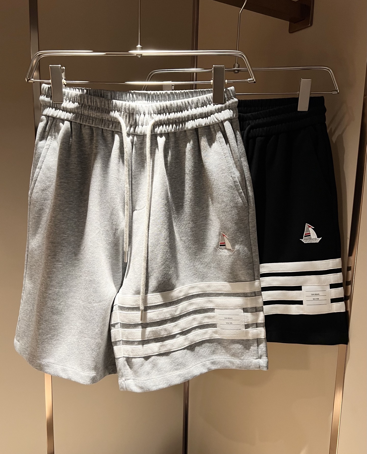 NO:499815,Thom Brow*e Tom*long's new spring and summer style for men and women, the same casual shorts for men and women, distinguish the market fabrics. Our shorts are much heavier than the weight on the market. Compare it casually~ the original loose style is both casual and sporty. Customize the top-level original exclusive pure cotton fabric!  Just distinguish the market version. The trouser leg design logo bar webbing splicing decoration!  Logo logo design!  Waist design with elastic elastic waist circumference modification!  Each piece of high-end craftsmanship determines success or failure~ I won’t say much. The quality and texture are very good. A fashionable item!  Size M-3XL, shorts, alexander wang19860909Thom Brow*e汤姆*朗2025春夏新款男女同款休闲短裤,区分市面料 我们的一条短裤就比市面的重量要重太多了 随意对比～原版宽松版型 休闲运动两不误 定制顶级原版专属纯棉面料！区分市面版本即可 裤腿设计标识条杠织带拼接修饰！标志logo设计！腰身设计松紧弹力腰围修饰！高端工艺每件决定成败～不多说 品质质感非常不错一款时尚单品！尺码M-3XL,,shorts,alexander wang,Men's clothing