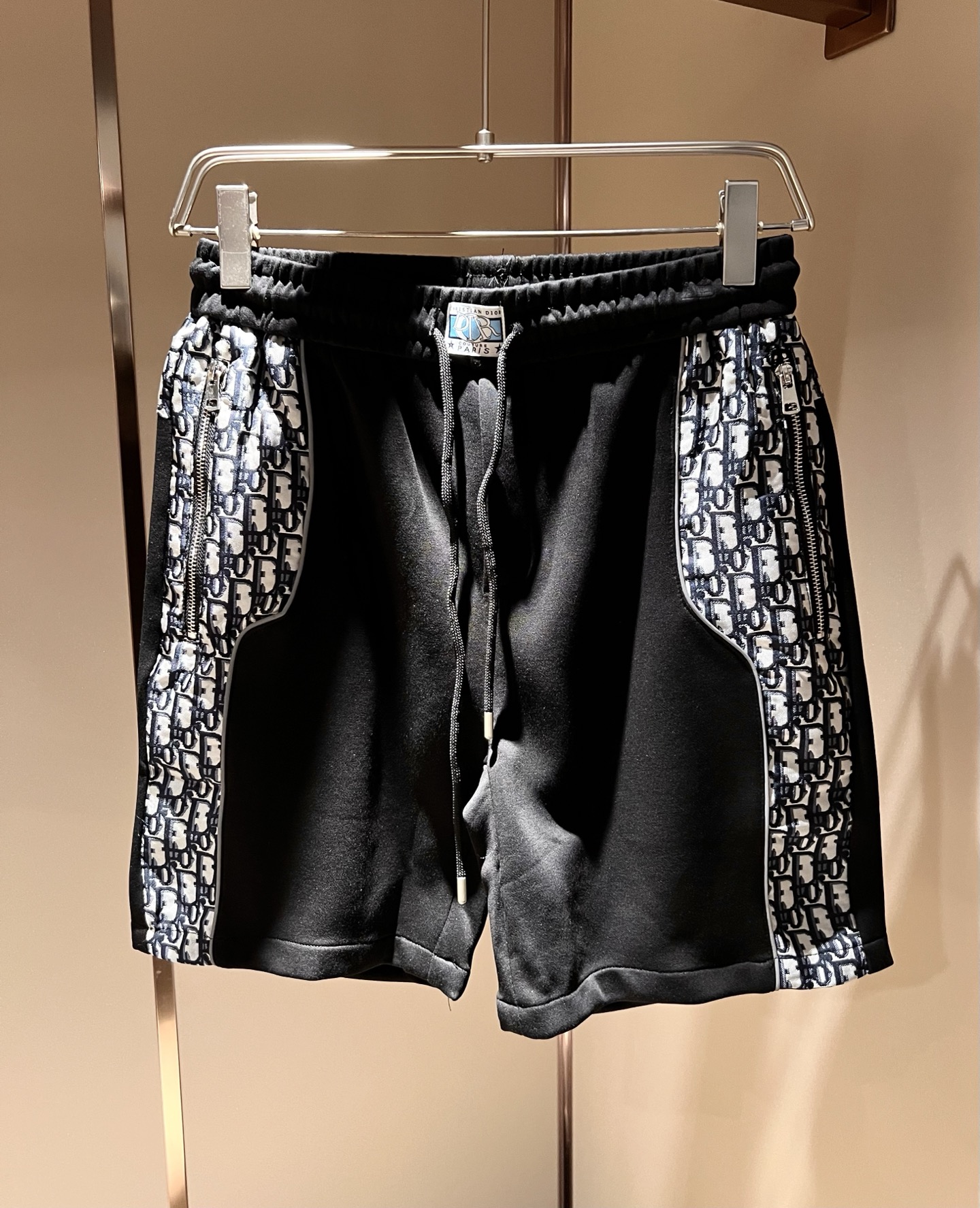 NO:499811,Dio*Di*Ao 2025 spring and summer new styles for men and women, casual drawstring webbing casual shorts, same style for men and women!  Match with the logo of presbyterian letters!  Fashionable sports casual pants!  The fabric is made of imported materials!  Made of exclusive fabrics, the fabric feels solid, thick, soft and soft. It is very skin-friendly and comfortable to wear with close body, and it is also extremely breathable and hygroscopic. It is a brand logo product!  Integrate the avant-garde street atmosphere into this item, exuding a sense of vitality and youthful fashion!  Casual trouser style cuts, easy to control for both men and women!  Recommended treasures that are hard to come by, don’t miss them if you like them!  Size M-3XL, dior, shorts, alexander wang19860909Dio*迪*奥 2025春夏新款男女同款休闲抽绳织带休闲短裤,男女同款！搭配老花字母logo设计！时尚运动休闲裤！面料采用进口材质！专属面料制作而成,面料手感瓷实温厚软糯,贴身穿着非常的亲肤舒适,并且透气性与吸湿性也极为优越,满满品牌标志产品！将前卫的街头气息融入进这款单品之中,散发着满满的活力与青春时尚感！休闲的裤装版型裁剪,无论男女皆可轻松驾驭！可遇不可求的宝藏好物推荐,喜欢的千万不要错过！尺码M-3XL,,dior,shorts,alexander wang,Men's clothing