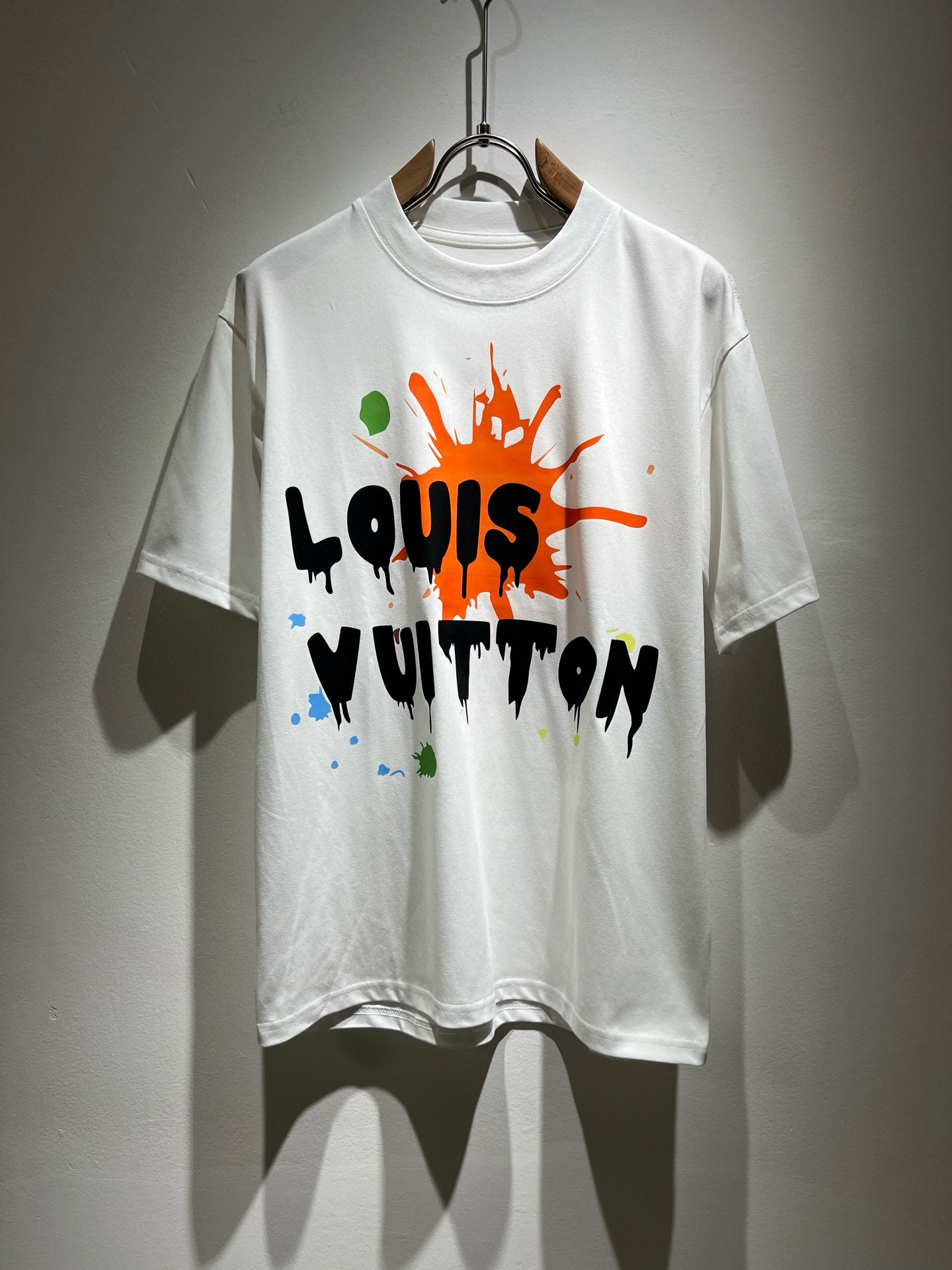 NO:499861,LouisVuitt*Louis*Deng The new series of spring and summer 2025 products are launched, a very fashionable and avant-garde short-sleeved T-shirt for men and women, with logo logo pattern and printing decoration!  Different from the past, it declares the design concept that has been passed down for many years in the brand!  Its eye-catchingness is no less than any classic style, perfectly presenting the fashionable, high-end and luxurious feeling in front of the world!  Made of imported cotton materials, selected high-quality pure cotton fabrics, soft and soft to the touch, the real thing is definitely beyond your imagination, close to the body and breathable, even if you sweat profusely, you will not feel greasy or stuffy, and will bring sweating and moisture absorption to the extreme!  Size M-4XL, louis vuitton,louis vuitton,t-shirt,tees,t-shirt,alexander wang19860909LouisVuitt*路易*登 2025春夏全新系列单品上线,非常时髦前卫的一款男女同款短袖T恤,标识logo图案印花修饰！区别于以往的不同,宣示品牌传承多年的设计理念！其吸睛度完全不亚于任何经典款式,将时髦高级感与奢华感完美呈现在世人眼前！客供进口全棉材质制成,精选优质纯棉面料,触感软糯亲肤细腻,实物到手绝对超乎你的想象,贴身无比舒适透气,即便是汗流浃背也不会有腻身及闷热感可言,将排汗吸湿性发挥到了极致！尺码M-4XL,,louis vuitton,louis vuitton,T-shirt,tees，t-shirt,alexander wang,Men's clothing