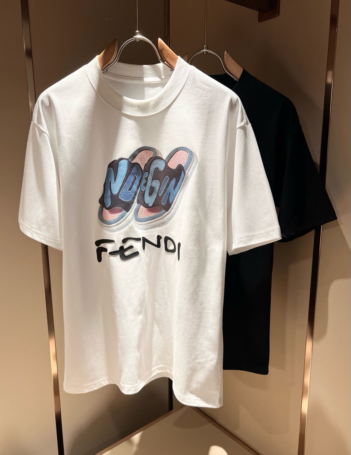 NO:501521,FEN*I FEN*Di's new spring and summer 2025 FD family FF men and women short-sleeved T-shirt, versatile and minimalist short-sleeved shirts for men and women. Original Italian orders, popular FD family items, simple and pure colors. The FD family's enduring iconic products, high-quality products with full representation and full specifications, and high-quality products that all FD fans are worth buying!  Pure Yidian channel orders, high-end and popular products from the FD family, very popular items at the moment, and iconic letter logo pattern printing modification!  High-end goods worth keeping and giving away to others!  It is trendy and beautiful, with a full sense of trendy atmosphere, and has a very high level and specifications. It uses a very classic black and white color combination, giving people a strong visual impact and has a very high recognition. It is top-quality exclusive pure cotton fabric, created with a soft, delicate and comfortable touch, and has a very high-end and classy appearance!  Perfectly interprets the charm of the brand and leaves a deep impression. It is more fashionable and charming. It has simple, elegant and fashionable upper body, and is even more stressful for outfits!  The inner wear alone is very delicious and beautiful scenery that cannot be ignored!  Size M-4XL, fendi,dior,T-shirt,tees,t-shirt,alexander wang19860909FEN*I 芬*迪2025春夏新款FD家族FF男女同款短袖T恤,男女同款百搭极简短袖.意大利原厂订单,FD家族人气单品,简约纯色系打造.FD家族经久不衰的标志性臻品,代表性十足,规格感十足的精品,所有FD粉丝都值得抢购的精品！纯正意代渠道订单,FD家族的高奢人气爆款产物,当下十分火爆的单品,标志性字母logo图案印花修饰！值得自留和送人的高端货！新潮又好看,潮流气息感十足,档次规格感极高,并且采用十分经典的的黑白双色搭配,给人的视觉冲击感相当强烈,有着极高的辨识度,顶级专属纯棉面料,打造,触感柔软细腻舒适,品相相当高级有档次！完美诠释品牌魅力,给人留下深刻印象.更具时尚与韵味,上身简约大方时尚,对于穿搭更是毫无压力！单穿内搭都极有味道,不可忽视的靓丽风景线！ 尺码M-4XL,,fendi,dior,T-shirt,tees，t-shirt,alexander wang,Men's clothing