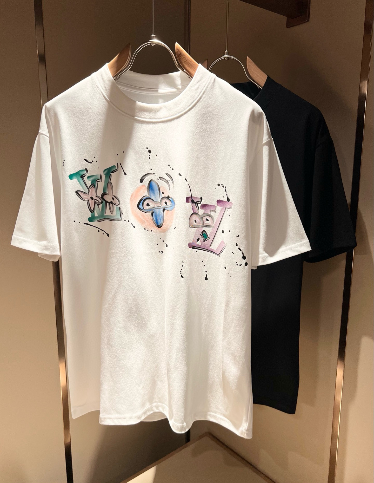 NO:501526,LouisVuitt*Louis*Deng The new series of spring and summer 2025 products are launched, a very fashionable and avant-garde short-sleeved T-shirt for men and women, with logo logo pattern printed iron diamond decoration!  Different from the past, it declares the design concept that has been passed down for many years in the brand!  Its eye-catchingness is no less than any classic style, perfectly presenting the fashionable, high-end and luxurious feeling in front of the world!  Made of imported cotton materials, selected high-quality pure cotton fabrics, soft and soft to the touch, the real thing is definitely beyond your imagination, close to the body and breathable, even if you sweat profusely, you will not feel greasy or stuffy, and will bring sweating and moisture absorption to the extreme!  Size M-4XL, louis vuitton,louis vuitton,t-shirt,tees,t-shirt,alexander wang19860909LouisVuitt*路易*登 2025春夏全新系列单品上线,非常时髦前卫的一款男女同款短袖T恤,标识logo图案印花烫钻修饰！区别于以往的不同,宣示品牌传承多年的设计理念！其吸睛度完全不亚于任何经典款式,将时髦高级感与奢华感完美呈现在世人眼前！客供进口全棉材质制成,精选优质纯棉面料,触感软糯亲肤细腻,实物到手绝对超乎你的想象,贴身无比舒适透气,即便是汗流浃背也不会有腻身及闷热感可言,将排汗吸湿性发挥到了极致！尺码M-4XL,,louis vuitton,louis vuitton,T-shirt,tees，t-shirt,alexander wang,Men's clothing