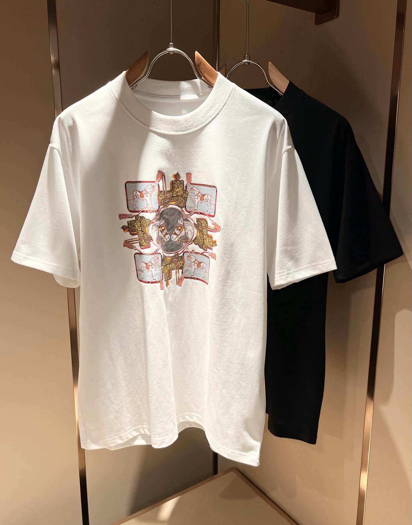 NO:504431,Her*mes 2025 spring and summer new short-sleeved T-shirt for men and women, a brand new upgraded versatile basic style, low-key and luxurious, and a choice of character!  Select high-quality and selected pure cotton fabrics!  Created, enjoy a relaxed and comfortable wearing experience, with super vertical performance, and has a strong sense of art. The iconic logo printing craftsmanship is designed with meticulous craftsmanship and high recognition, showing the new brand micro-label culture!  Classic perfect layout design, precise and in place for cutting. Simple and atmospheric style, and can show fashionable charm in daily leisure life. Size M-4XL, T-shirt,tees, t-shirt,alexander wang19860909Her*mes爱*仕2025春夏新款男女同款短袖T恤,全新升级百搭基础款,低调奢华,品格之选！甄选优质精选纯棉面料！打造而成,享受轻松自在的穿着体验,有着超强的垂直性能 艺术感极强标志性logo印花工艺设计,工艺细致,辨识度极高,展现全新品牌微标文化！经典完美版型设计,在裁剪上精准到位.简约大气风格,又能在日常休闲生活中展现时尚魅力.尺码M-4XL,,T-shirt,tees，t-shirt,alexander wang,Men's clothing