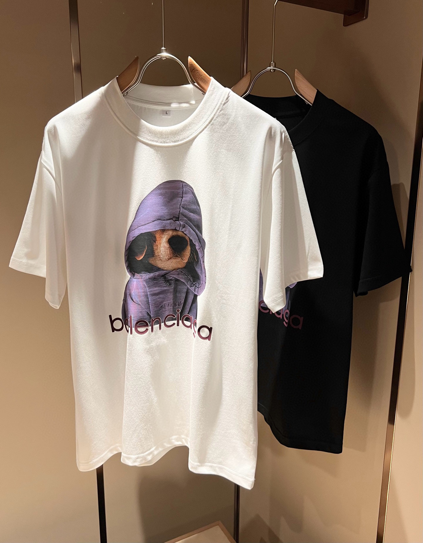 NO:502604,BALENCI*GA Paris* Home 2025 Spring and Summer New Men and Women's Same Short-Sleeve T-shirt!  Fashionable casual short-sleeved T-shirt with catwalk pattern prints!  Design logo glue pressing design!  The most designed and selected customer-supplied 260g pure cotton fabric, which feels soft and skin-friendly, is comfortable and breathable, and you can’t picky about the real thing!  Loose, small, shoulder-dead round neck cut, genderless couple mixed styles, opening up a new fashion charm!  Differentiate the market version of the high-end custom series!  Size M-4XL, balenciaga, T-shirt,tees, t-shirt,alexander wang19860909BALENCI*GA巴黎*家 2025春夏新款男女同款短袖T恤！走秀图案印花时尚休闲短袖T恤衫！设计logo压胶设计！极具设计精选客供260g纯棉面料,手感柔软亲肤,着身舒适透气性都无法挑剔,实物绝对会让你爱不释手！宽松小落肩的圆领版型裁剪,无性别主义的情侣混穿款式,打开全新的时装新韵味！区别市场版本高定系列！尺码M-4XL,,balenciaga,T-shirt,tees，t-shirt,alexander wang,Men's clothing