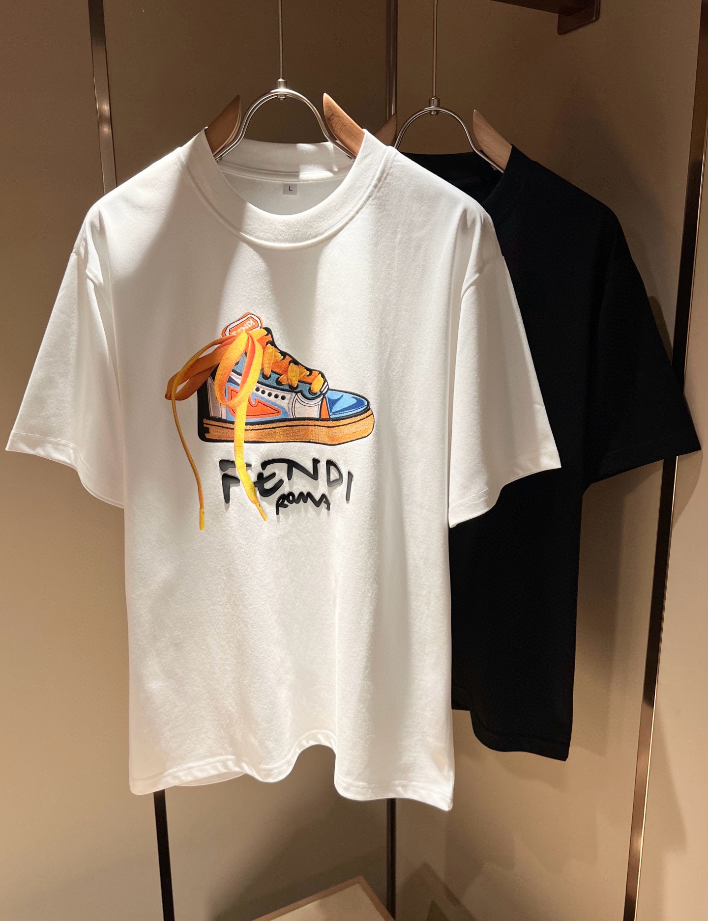 NO:504426,FEN*I FEN*Di's new spring and summer 2025 FD family FF men and women base shirt, versatile and simple short sleeves for men and women. Original Italian orders, popular FD family items, simple and pure colors. The FD family's enduring iconic products, high-quality products with full representation and full specifications, and high-quality products that all FD fans are worth buying!  Pure Yidian channel orders, high-end and popular products from the FD family, very popular items at the moment, and iconic letter logo pattern glue-on modification!  High-end goods worth keeping and giving away to others!  It is trendy and beautiful, with a full sense of trendy atmosphere, and has a very high level and specifications. It uses a very classic black and white color combination, giving people a strong visual impact and has a very high recognition. It is top-quality exclusive pure cotton fabric, created with a soft, delicate and comfortable touch, and has a very high-end and classy appearance!  Perfectly interprets the charm of the brand and leaves a deep impression. It is more fashionable and charming. It has simple, elegant and fashionable upper body, and is even more stressful for outfits!  The inner wear alone is very delicious and beautiful scenery that cannot be ignored!  Size M-4XL, fendi,dior,T-shirt,alexander wang19860909FEN*I 芬*迪2025春夏新款FD家族FF男女同款打底衫,男女同款百搭极简短袖.意大利原厂订单,FD家族人气单品,简约纯色系打造.FD家族经久不衰的标志性臻品,代表性十足,规格感十足的精品,所有FD粉丝都值得抢购的精品！纯正意代渠道订单,FD家族的高奢人气爆款产物,当下十分火爆的单品,标志性字母logo图案压胶修饰！值得自留和送人的高端货！新潮又好看,潮流气息感十足,档次规格感极高,并且采用十分经典的的黑白双色搭配,给人的视觉冲击感相当强烈,有着极高的辨识度,顶级专属纯棉面料,打造,触感柔软细腻舒适,品相相当高级有档次！完美诠释品牌魅力,给人留下深刻印象.更具时尚与韵味,上身简约大方时尚,对于穿搭更是毫无压力！单穿内搭都极有味道,不可忽视的靓丽风景线！ 尺码M-4XL,,fendi,dior,T-shirt,alexander wang,Men's clothing