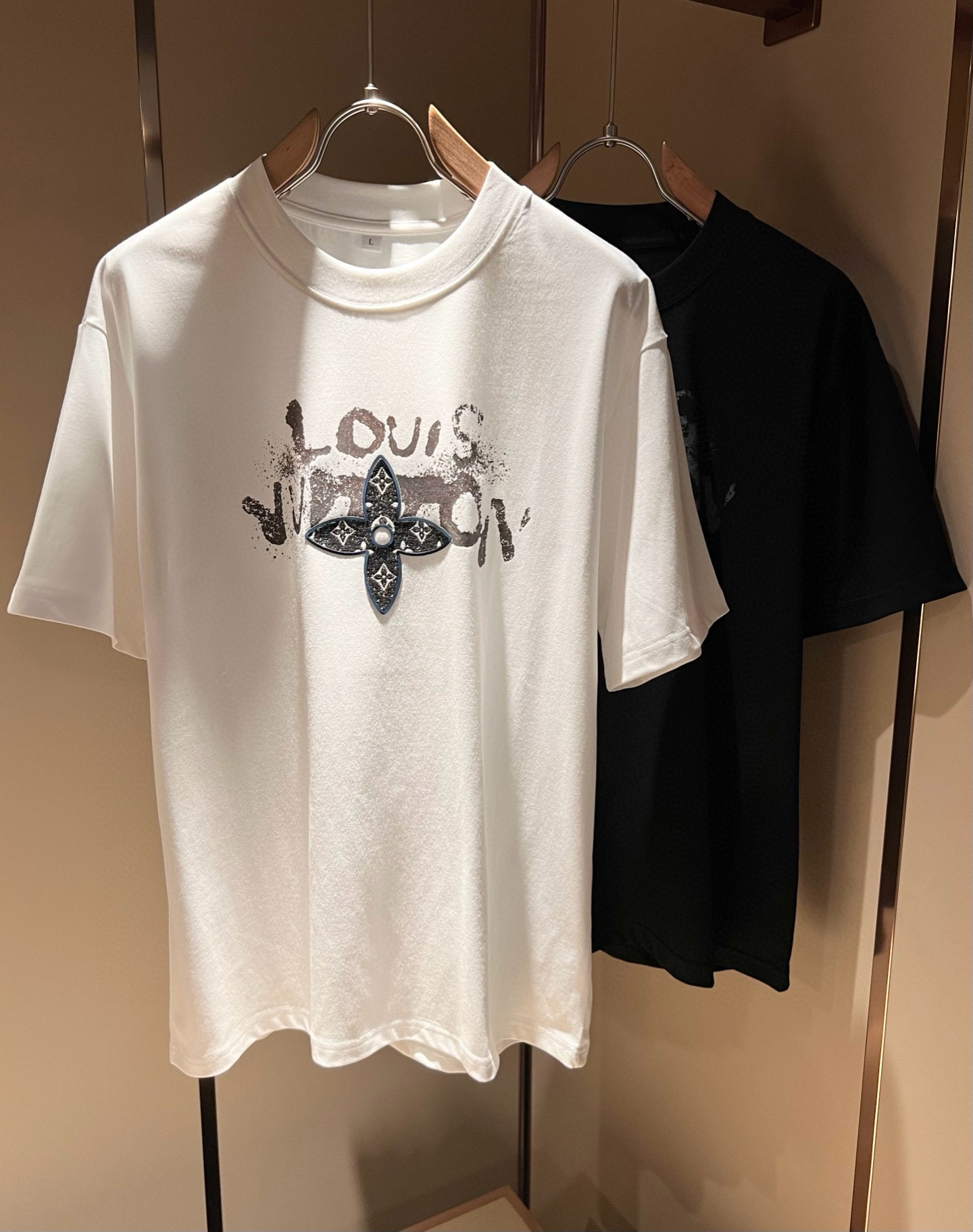 NO:504421,LouisVuitt*Louis*Deng The new series of spring and summer 2025 products are launched, a very fashionable and avant-garde short-sleeved T-shirt for men and women, with logo logo pattern and printing decoration!  Different from the past, it declares the design concept that has been passed down for many years in the brand!  Its eye-catchingness is no less than any classic style, perfectly presenting the fashionable, high-end and luxurious feeling in front of the world!  Made of imported cotton materials, selected high-quality pure cotton fabrics, soft and soft to the touch, the real thing is definitely beyond your imagination, close to the body and breathable, even if you sweat profusely, you will not feel greasy or stuffy, and will bring sweating and moisture absorption to the extreme!  Size M-4XL, louis vuitton,louis vuitton,t-shirt,tees,t-shirt,alexander wang19860909LouisVuitt*路易*登 2025春夏全新系列单品上线,非常时髦前卫的一款男女同款短袖T恤,标识logo图案印花修饰！区别于以往的不同,宣示品牌传承多年的设计理念！其吸睛度完全不亚于任何经典款式,将时髦高级感与奢华感完美呈现在世人眼前！客供进口全棉材质制成,精选优质纯棉面料,触感软糯亲肤细腻,实物到手绝对超乎你的想象,贴身无比舒适透气,即便是汗流浃背也不会有腻身及闷热感可言,将排汗吸湿性发挥到了极致！尺码M-4XL,,louis vuitton,louis vuitton,T-shirt,tees，t-shirt,alexander wang,Men's clothing