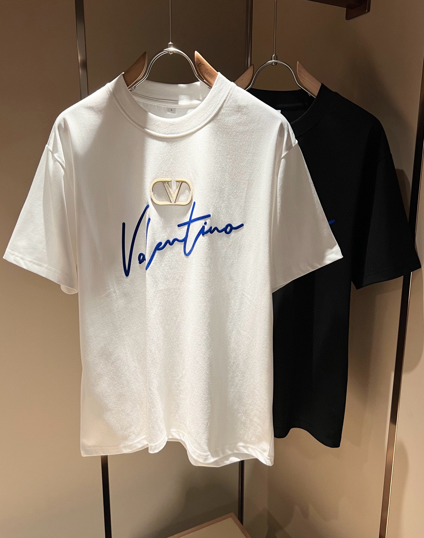 NO:502594,VALENTI*O Warren*nu~Counter style, 2025 spring and summer new short-sleeved T-shirt, chest logo pressing design!  Simple, fashionable and young, versatile style, and a young and elegant upper body feel!  It will never be outdated. All major counters are listed simultaneously. The orders of goods, workmanship and details of the foreign trade full-quality trading company are very well-established, and they are very particular. The fabric is made of 260g pure cotton fabric!  The upper body is comfortable and breathable, and the overall feels very crisp. It is worn on a daily basis. Whether it is worn alone or in the inner wear, it is simple and brilliant. Casual men and women should not miss it. Size M-4XL, valentino, valentino, T-shirt, tees, t-shirt, alexander wang19860909VALENTI*O华伦*奴～柜台款、2025春夏新款短袖T恤衫,胸前logo压胶设计！简单时尚而年轻,百搭风格,上身感很年轻优雅！永远不会过时.各大柜台同步上市,外贸全品相贸易公司订单货品,做工和细节部位非常到位,非常讲究.合体的剪裁.面料采用260g纯棉面料！上身舒适透气,整体又有很好的挺括感,日常基础穿着.不管单穿还是内搭,简简单单就很出彩,休闲男女不容错过.尺码M-4XL,,valentino,valentino,T-shirt,tees，t-shirt,alexander wang,Men's clothing