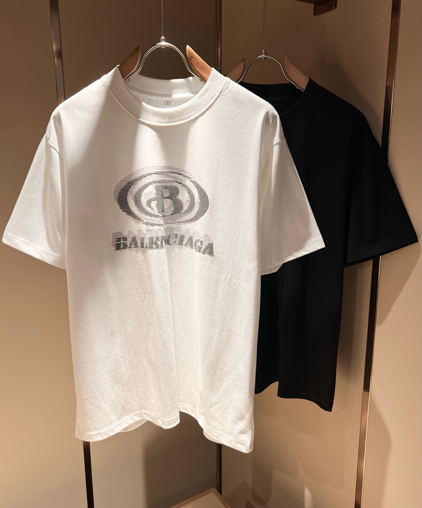 NO:502584,BALENCI*GA Paris* Home 2025 Spring and Summer New Men and Women's Same Short-Sleeve T-shirt!  Fashionable casual short-sleeved T-shirt with catwalk pattern prints!  Design logo glue pressing design!  The most designed and selected customer-supplied 260g pure cotton fabric, which feels soft and skin-friendly, is comfortable and breathable, and you can’t picky about the real thing!  Loose, small, shoulder-dead round neck cut, genderless couple mixed styles, opening up a new fashion charm!  Differentiate the market version of the high-end custom series!  Size M-4XL, balenciaga, T-shirt,tees, t-shirt,alexander wang19860909BALENCI*GA巴黎*家 2025春夏新款男女同款短袖T恤！走秀图案印花时尚休闲短袖T恤衫！设计logo压胶设计！极具设计精选客供260g纯棉面料,手感柔软亲肤,着身舒适透气性都无法挑剔,实物绝对会让你爱不释手！宽松小落肩的圆领版型裁剪,无性别主义的情侣混穿款式,打开全新的时装新韵味！区别市场版本高定系列！尺码M-4XL,,balenciaga,T-shirt,tees，t-shirt,alexander wang,Men's clothing