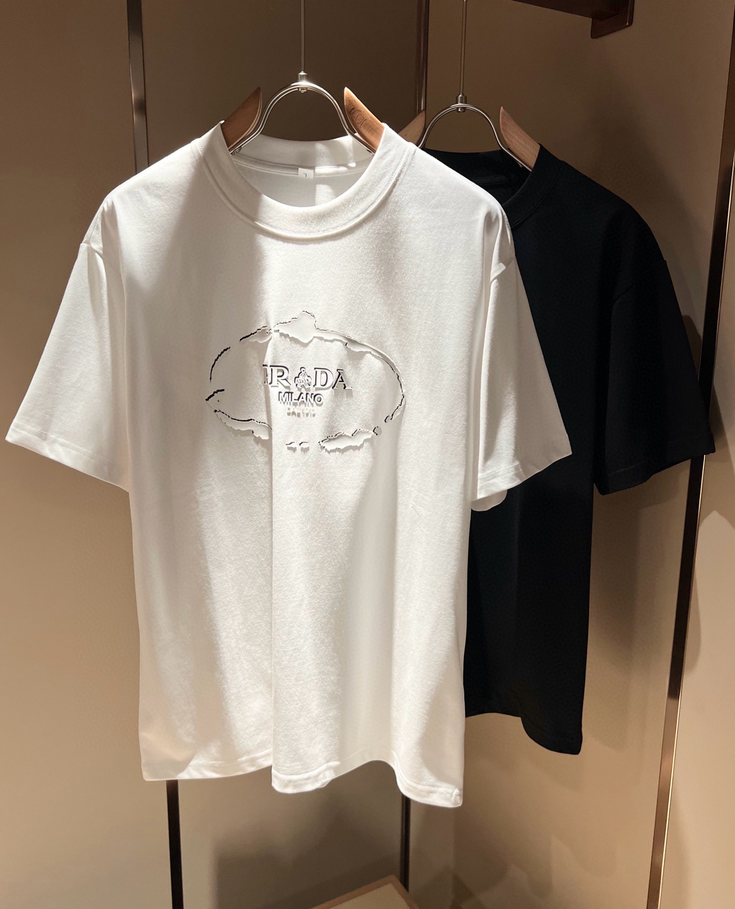 NO:501541,PRAD*A Pu*da 2025 spring and summer new short-sleeved T-shirt for men and women, the latest model is exclusively available on the entire network!  !  ~ It is classic and fashionable and versatile, who doesn’t like it? It will show the classic again. It is very pleasing to the eye and comes with a low luxury halo and recognition!  Pr*da's traditional brand concept and modern advanced technology are perfectly combined. Coupled with the extremely modern and simple design, P's exclusive logo pattern glue pressing design!  Customized 100% imported pure cotton fabric!  The texture of this model is quite touching, the specifications and grades are known with tentacles. The degree of delicateness and breathability are top-notch!  Size M-4XL, prada, T-shirt,tees, t-shirt,alexander wang19860909PRAD*A普*达2025春夏新款男女同款短袖T恤,最新款全网独家首上！！~既经典有时尚百搭,谁不爱啊,将经典再次展现,非常的耐看,自带低奢光环与辨识度！Pr*da传统的品牌理念和现代化的先进技术进行了完美结合.加上极其现代摩登风范的简约设计,p家专属logo图案压胶设计！定制百分百进口纯棉面料！此款的质感相当感人 触手便知规格档次 细腻程度与透气效果堪称顶级！尺码M-4XL,,prada,T-shirt,tees，t-shirt,alexander wang,Men's clothing