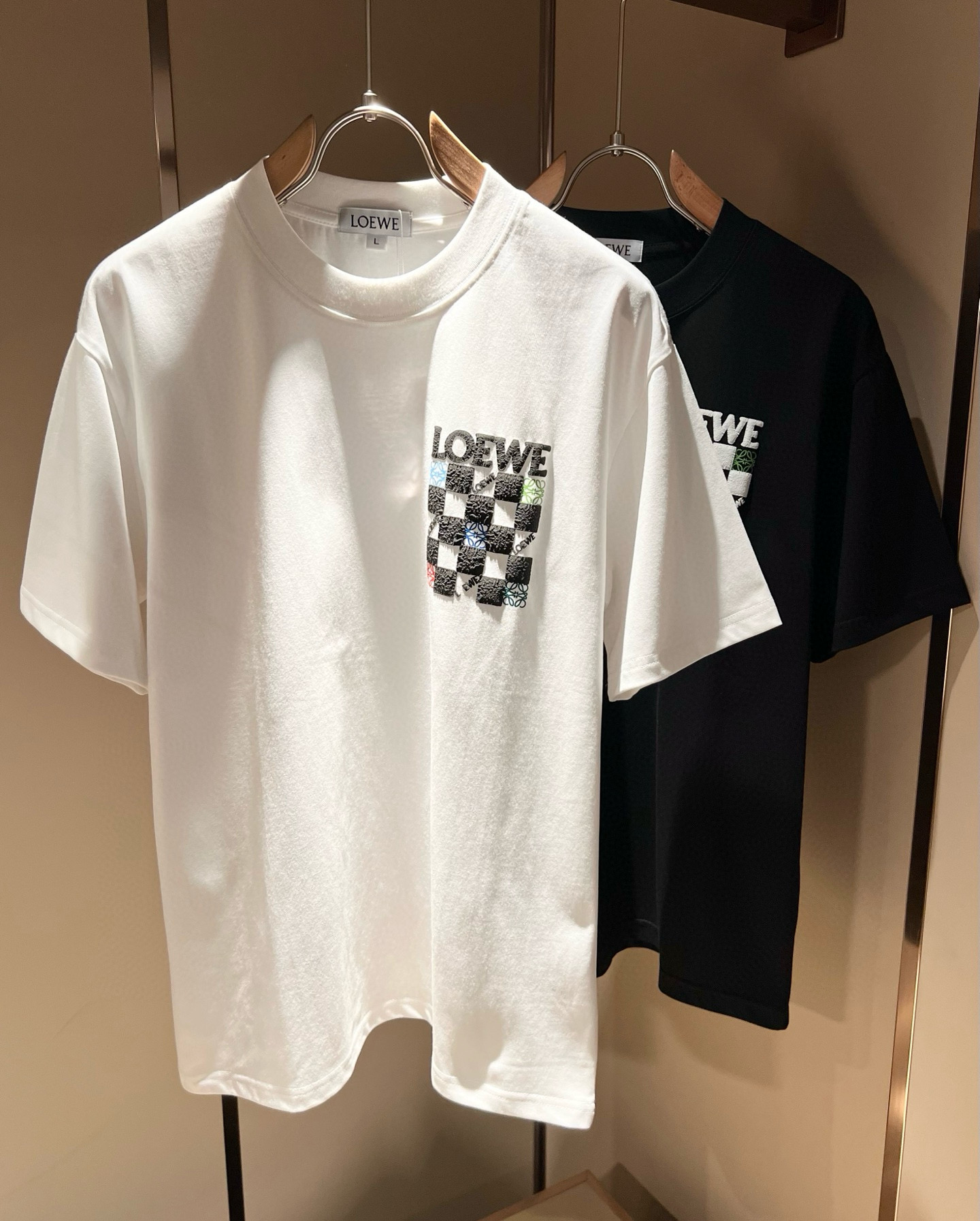 NO:501498,LOE*WE Luo*We 2025 spring and summer new short-sleeved T-shirt for men and women, original Italian order channel, very personalized and high-end style, logo logo pattern printing craft design!  Couple pure cotton short-sleeved T-shirt!  !  The latest fashion trends and popular products are here, and it is another simple and high-end fashion item. It is a fashion product with very high-end outfit charm. It is a must-have item for fashion trends!  Original Italian manufacturer channels, special-level orders, and released at the same time as Hong Kong, Macao and Taiwan buyers. This model is also the latest popular product of Luo Yiweijia this year and the most classic product. Its specifications and grades are beyond doubt!  !  The choice is very diverse, and it can be said that this model naturally has a fresh and natural feeling, showing the brand charm and high-end feeling. The texture of this model is very good, and the heavy weight and brilliant skin-friendliness that can be seen with hands are even better, and it is a complete enjoyment of wearing!  !  Size: M-4XL, loewe, loewe, T-shirt,tees, t-shirt,alexander wang19860909LOE*WE罗*威 2025春夏新款男女同款短袖T恤,意大利原厂订单渠道,极具个性高级风,标志logo图案印花工艺设计！情侣款纯棉短袖T恤！！最新时尚潮流人气产物驾到,又是一款简约高级的时尚单品,穿搭魅力十分高级不俗的时尚产物 ,时尚潮流必备单品！意大利原厂渠道,特供级别订单,同步港澳台买手店发布,此款也是罗意威家今年的最新人气产物,也是最经典的产物,其规格跟档次更是毋庸置疑！！ 选择极具多样化,言而喻此款自然具备那种清新自然的感觉,彰显品牌魅力与高级感,此款的质感十分的到位,用手可以感知的重磅跟出彩亲肤程度更是上佳,十足的穿着享受！！尺码: M-4XL,,loewe,loewe,T-shirt,tees，t-shirt,alexander wang,Men's clothing