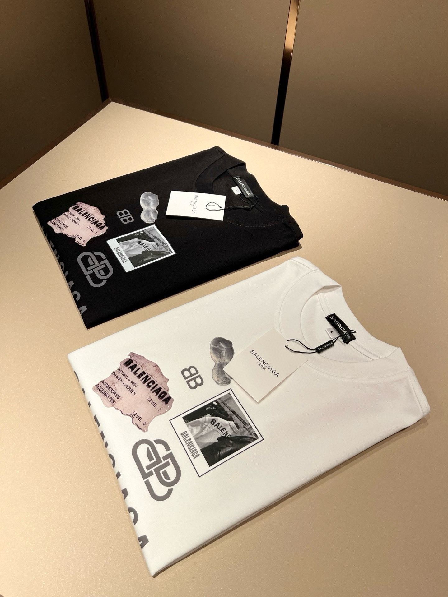 NO:504806,BALENCI*GA Paris* Home Spring and summer new short-sleeved T-shirt for men and women!  Fashionable casual short-sleeved T-shirt with catwalk pattern prints!  Design logo glue pressing design!  The most designed and selected customer-supplied 260g pure cotton fabric, which feels soft and skin-friendly, is comfortable and breathable, and you can’t picky about the real thing!  Loose, small, shoulder-dead round neck cut, genderless couple mixed styles, opening up a new fashion charm!  Differentiate the market version of the high-end custom series!  Size M-4XL, balenciaga, T-shirt,tees, t-shirt,alexander wang19860909BALENCI*GA巴黎*家 春夏新款男女同款短袖T恤！走秀图案印花时尚休闲短袖T恤衫！设计logo压胶设计！极具设计精选客供260g纯棉面料,手感柔软亲肤,着身舒适透气性都无法挑剔,实物绝对会让你爱不释手！宽松小落肩的圆领版型裁剪,无性别主义的情侣混穿款式,打开全新的时装新韵味！区别市场版本高定系列！尺码M-4XL,,balenciaga,T-shirt,tees，t-shirt,alexander wang,Men's clothing