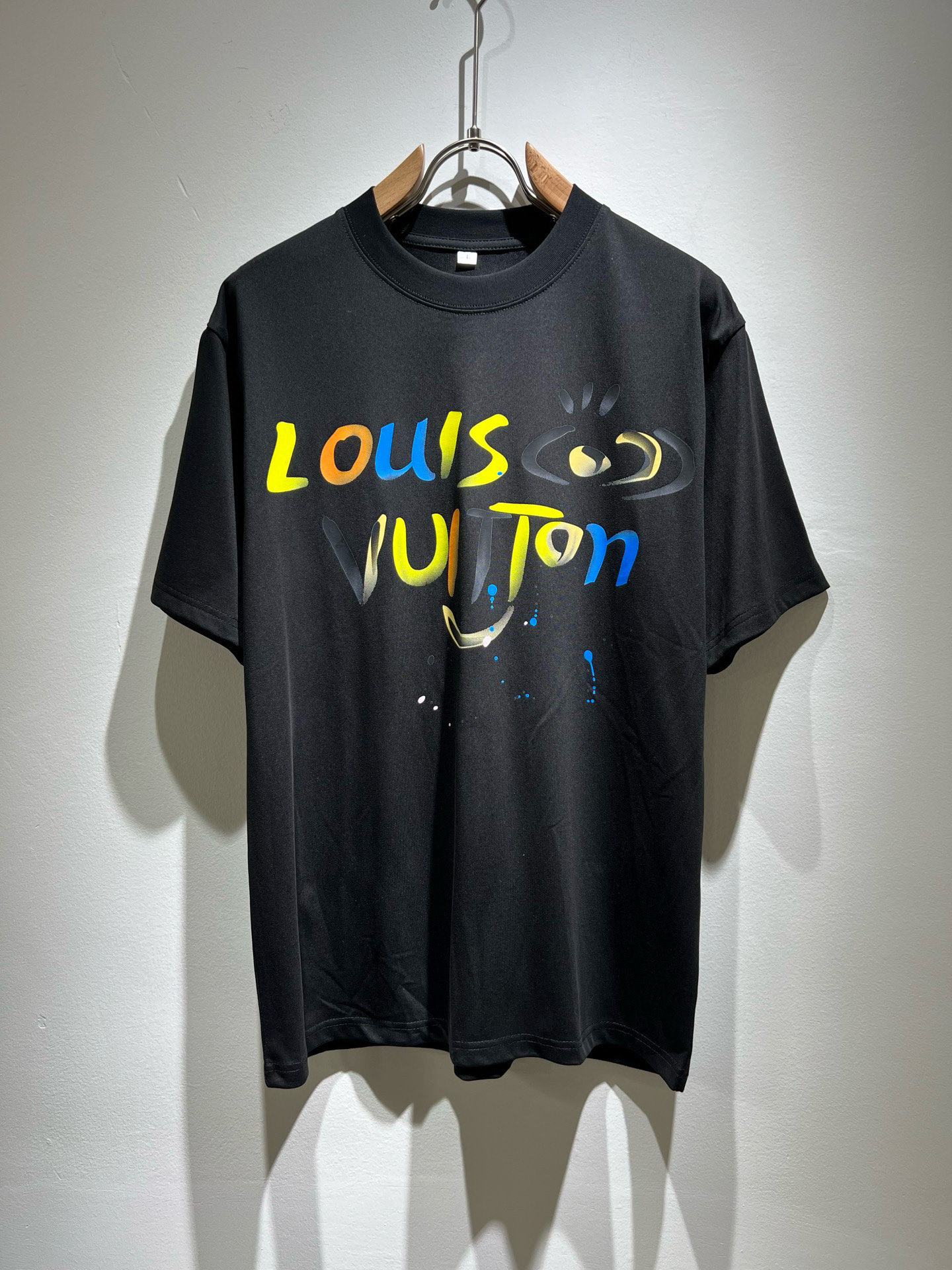 NO:502619,LouisVuitt*Louis*Deng The new series of spring and summer 2025 products are launched, a very fashionable and avant-garde short-sleeved T-shirt for men and women, with logo logo pattern and printing decoration!  Different from the past, it declares the design concept that has been passed down for many years in the brand!  Its eye-catchingness is no less than any classic style, perfectly presenting the fashionable, high-end and luxurious feeling in front of the world!  Made of imported cotton materials, selected high-quality pure cotton fabrics, soft and soft to the touch, the real thing is definitely beyond your imagination, close to the body and breathable, even if you sweat profusely, you will not feel greasy or stuffy, and will bring sweating and moisture absorption to the extreme!  Size M-4XL, louis vuitton,louis vuitton,t-shirt,tees,t-shirt,alexander wang19860909LouisVuitt*路易*登 2025春夏全新系列单品上线,非常时髦前卫的一款男女同款短袖T恤,标识logo图案印花修饰！区别于以往的不同,宣示品牌传承多年的设计理念！其吸睛度完全不亚于任何经典款式,将时髦高级感与奢华感完美呈现在世人眼前！客供进口全棉材质制成,精选优质纯棉面料,触感软糯亲肤细腻,实物到手绝对超乎你的想象,贴身无比舒适透气,即便是汗流浃背也不会有腻身及闷热感可言,将排汗吸湿性发挥到了极致！尺码M-4XL,,louis vuitton,louis vuitton,T-shirt,tees，t-shirt,alexander wang,Men's clothing