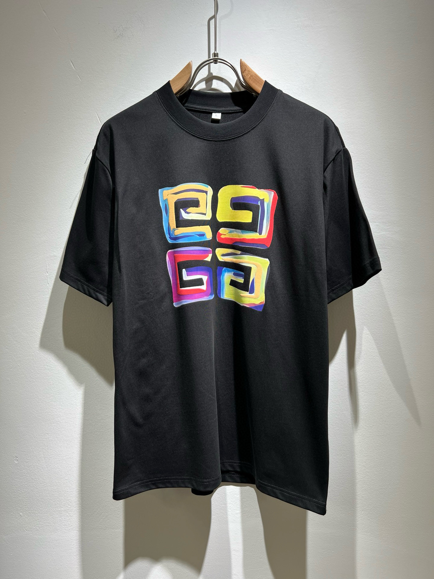 NO:502593,Giv*chy/Ji*xi's new short-sleeved T-shirt for men and women in spring and summer, the main creator has injected new fashion energy into fashion. By exploring various themes and sexy charm, it is highly recognizable and leads the new street fashion trend. This model is the exclusive outstanding design element of G's family, with a logo pattern glue-pressing design!  Perfect fusion, clear and restored patterns, showing the elegant style of the brand. The original 260g pure cotton material is made of solid and high-end fabric, and the upper body can be easily controlled, showing the casual and fashionable charm. Size M-4XL, gucci, T-shirt, tees, t-shirt, alexander wang19860909Giv*chy/纪*希2025春夏新款男女同款短袖T恤,主创时尚注入了全新时尚能量.通过探索各种题材和性感魅力,极具辨识度,引领全新街头时尚潮流.该款是G家独家的出彩设计元素,设计标识logo图案压胶设计！完美融合,图案清晰还原度极高,彰显品牌优雅格调.选用原版260g纯棉材质,面料紧实高级,上身均可轻松驾驭,展现休闲自在时尚魅力.尺码M-4XL,,gucci,T-shirt,tees，t-shirt,alexander wang,Men's clothing