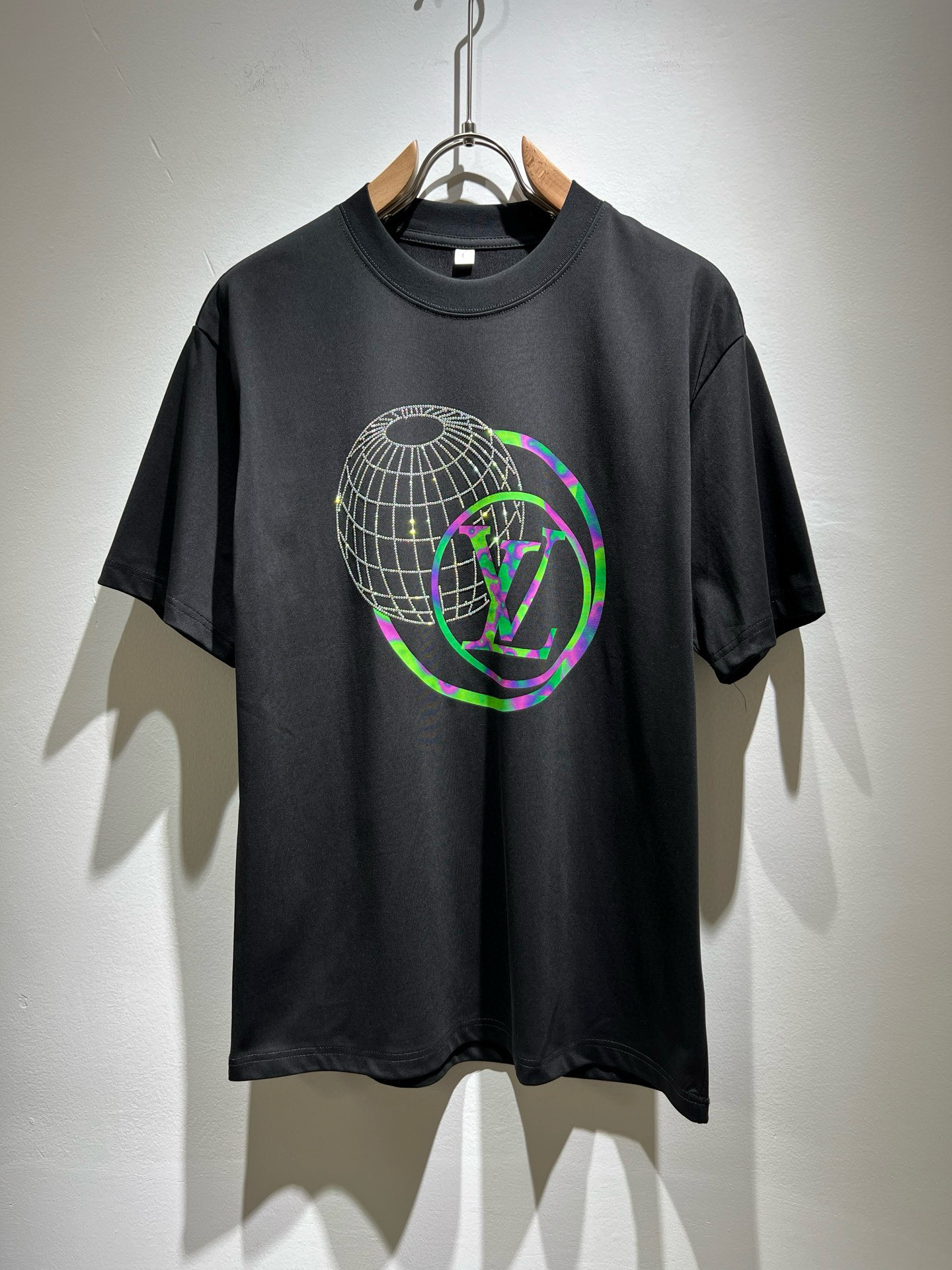 NO:501553,LouisVuitt*Louis*Deng The new series of spring and summer 2025 products are launched, a very fashionable and avant-garde short-sleeved T-shirt for men and women, with logo logo pattern printed iron diamond decoration!  Different from the past, it declares the design concept that has been passed down for many years in the brand!  Its eye-catchingness is no less than any classic style, perfectly presenting the fashionable, high-end and luxurious feeling in front of the world!  Made of imported cotton materials, selected high-quality pure cotton fabrics, soft and soft to the touch, the real thing is definitely beyond your imagination, close to the body and breathable, even if you sweat profusely, you will not feel greasy or stuffy, and will bring sweating and moisture absorption to the extreme!  Size M-4XL, louis vuitton,louis vuitton,t-shirt,tees,t-shirt,alexander wang19860909LouisVuitt*路易*登 2025春夏全新系列单品上线,非常时髦前卫的一款男女同款短袖T恤,标识logo图案印花烫钻修饰！区别于以往的不同,宣示品牌传承多年的设计理念！其吸睛度完全不亚于任何经典款式,将时髦高级感与奢华感完美呈现在世人眼前！客供进口全棉材质制成,精选优质纯棉面料,触感软糯亲肤细腻,实物到手绝对超乎你的想象,贴身无比舒适透气,即便是汗流浃背也不会有腻身及闷热感可言,将排汗吸湿性发挥到了极致！尺码M-4XL,,louis vuitton,louis vuitton,T-shirt,tees，t-shirt,alexander wang,Men's clothing