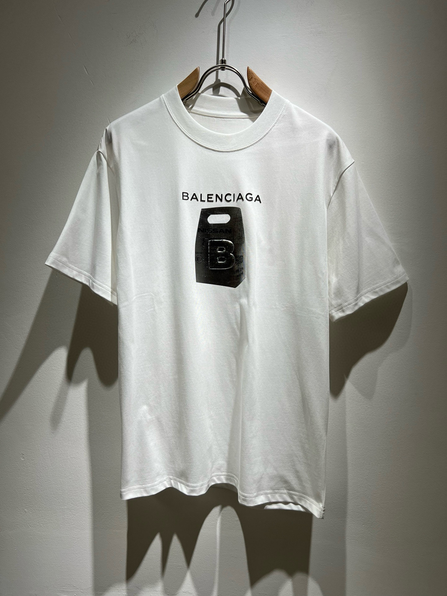 NO:502629,BALENCI*GA Paris* Home 2025 Spring and Summer New Men and Women's Same Short-Sleeve T-shirt!  Fashionable casual short-sleeved T-shirt with catwalk pattern prints!  Design logo glue pressing design!  The most designed and selected customer-supplied 260g pure cotton fabric, which feels soft and skin-friendly, is comfortable and breathable, and you can’t picky about the real thing!  Loose, small, shoulder-dead round neck cut, genderless couple mixed styles, opening up a new fashion charm!  Differentiate the market version of the high-end custom series!  Size M-4XL, balenciaga, T-shirt,tees, t-shirt,alexander wang19860909BALENCI*GA巴黎*家 2025春夏新款男女同款短袖T恤！走秀图案印花时尚休闲短袖T恤衫！设计logo压胶设计！极具设计精选客供260g纯棉面料,手感柔软亲肤,着身舒适透气性都无法挑剔,实物绝对会让你爱不释手！宽松小落肩的圆领版型裁剪,无性别主义的情侣混穿款式,打开全新的时装新韵味！区别市场版本高定系列！尺码M-4XL,,balenciaga,T-shirt,tees，t-shirt,alexander wang,Men's clothing