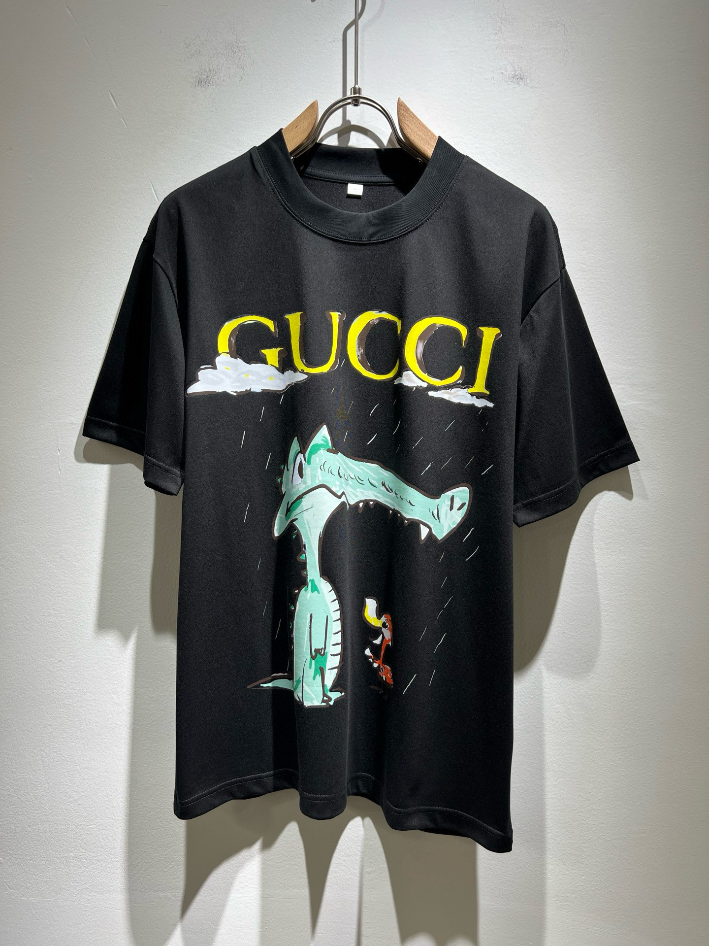 NO:501545,Gucc* Gujia 2025 spring and summer new style for men and women couples casual loose cotton round neck short-sleeved T-shirt!  Trading companies have sparse channels and are released on the official website at the same time!  The latest series of spring and summer 2025, classic fashion design elements, injecting full vitality into the new series. This T-shirt is carefully selected for imported cotton fabrics. The fabric feels skin-friendly and soft and delicate, and the body is panoramic logo printing design!  It has an extremely comfortable and breathable wearing experience. The whole item is very eye-catching and fashionable, and is deeply loved by young people today!  The loose round neck cut is a neutral style regardless of age and gender, suitable for matching all the styles and looks you need in your daily life!  It is recommended to wear couple outfits to go out on the street to make it more pleasing to the eye!  Size M-4XL, gucci, gucci, T-shirt, tees, t-shirt, alexander wang19860909Gucc*古家 2025春夏新款男女同情侣款休闲宽松棉质圆领短袖T恤衫！贸易公司渠道稀出,同步官网发售 ！ 2025春夏最新系列,经典时尚设计元素,为全新系列注入满满活力,这款T恤衫用心甄选客供进口棉面料制成,面料手感亲肤柔软细腻,衣身全景logo印花设计！拥有着无比舒适透气性的穿着体验,整件单品极具吸睛度与时尚感,深受当下年轻人的喜爱！基础宽松的圆领版型裁剪,不分年龄与性别的中性款式,适合搭配你日常所需的所有风格与造型！建议搭配情侣装出街会更为养眼出色！尺码M-4XL,,gucci,gucci,T-shirt,tees，t-shirt,alexander wang,Men's clothing