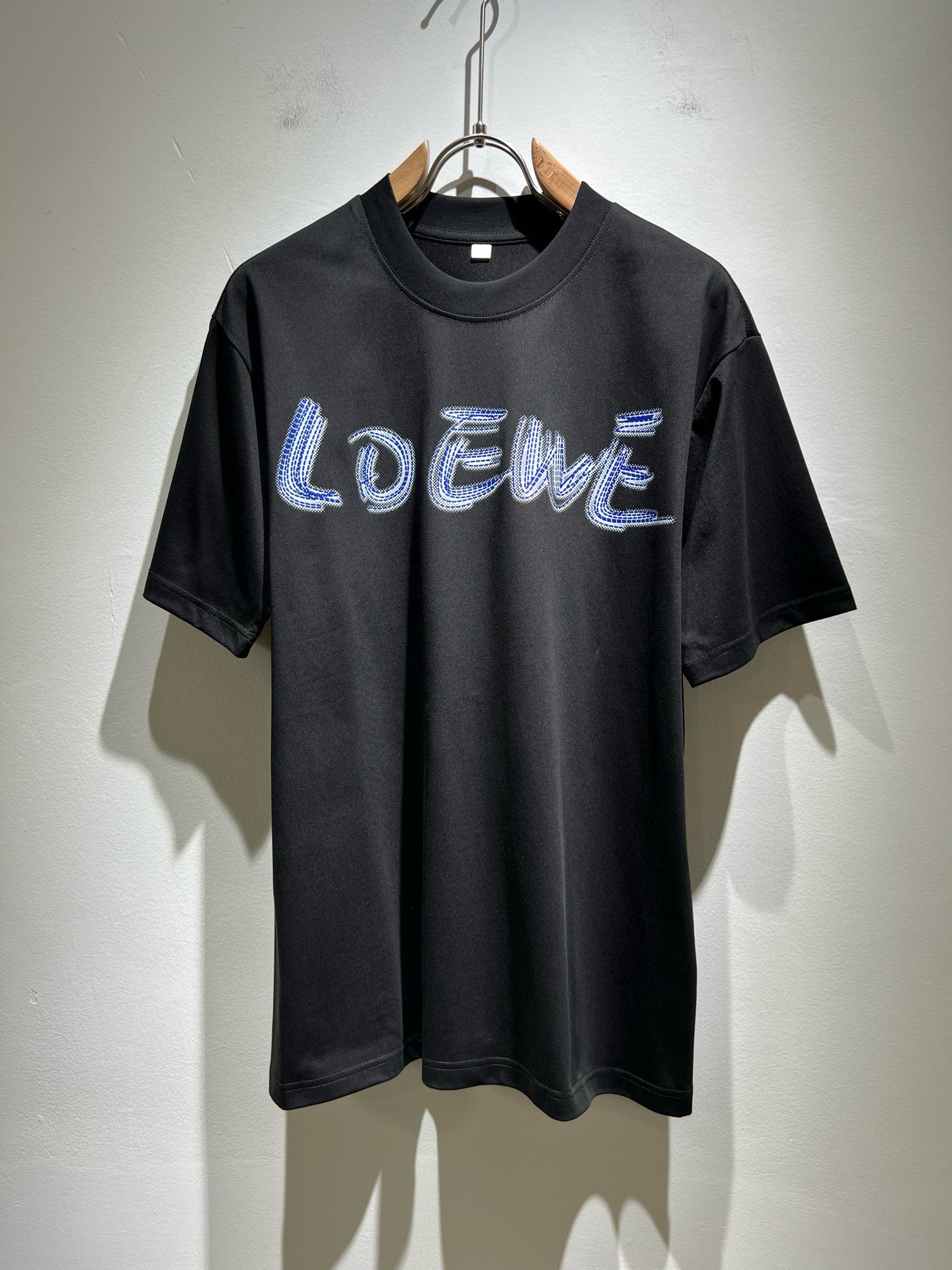 NO:501536,LOE*WE Luo*We 2025 spring and summer new short-sleeved T-shirt for men and women, original Italian order channel, very personalized and high-end style, logo pattern offset printing technology design!  Couple pure cotton short-sleeved T-shirt!  !  The latest fashion trends and popular products are here, and it is another simple and high-end fashion item. It is a fashion product with very high-end outfit charm. It is a must-have item for fashion trends!  Original Italian manufacturer channels, special-level orders, and released at the same time as Hong Kong, Macao and Taiwan buyers. This model is also the latest popular product of Luo Yiweijia this year and the most classic product. Its specifications and grades are beyond doubt!  !  The choice is very diverse, and it can be said that this model naturally has a fresh and natural feeling, showing the brand charm and high-end feeling. The texture of this model is very good, and the heavy weight and brilliant skin-friendliness that can be seen with hands are even better, and it is a complete enjoyment of wearing!  !  Size: M-4XL, loewe, loewe, T-shirt,tees, t-shirt,alexander wang19860909LOE*WE罗*威 2025春夏新款男女同款短袖T恤,意大利原厂订单渠道,极具个性高级风,标志logo图案压胶印花工艺设计！情侣款纯棉短袖T恤！！最新时尚潮流人气产物驾到,又是一款简约高级的时尚单品,穿搭魅力十分高级不俗的时尚产物 ,时尚潮流必备单品！意大利原厂渠道,特供级别订单,同步港澳台买手店发布,此款也是罗意威家今年的最新人气产物,也是最经典的产物,其规格跟档次更是毋庸置疑！！ 选择极具多样化,言而喻此款自然具备那种清新自然的感觉,彰显品牌魅力与高级感,此款的质感十分的到位,用手可以感知的重磅跟出彩亲肤程度更是上佳,十足的穿着享受！！尺码: M-4XL,,loewe,loewe,T-shirt,tees，t-shirt,alexander wang,Men's clothing