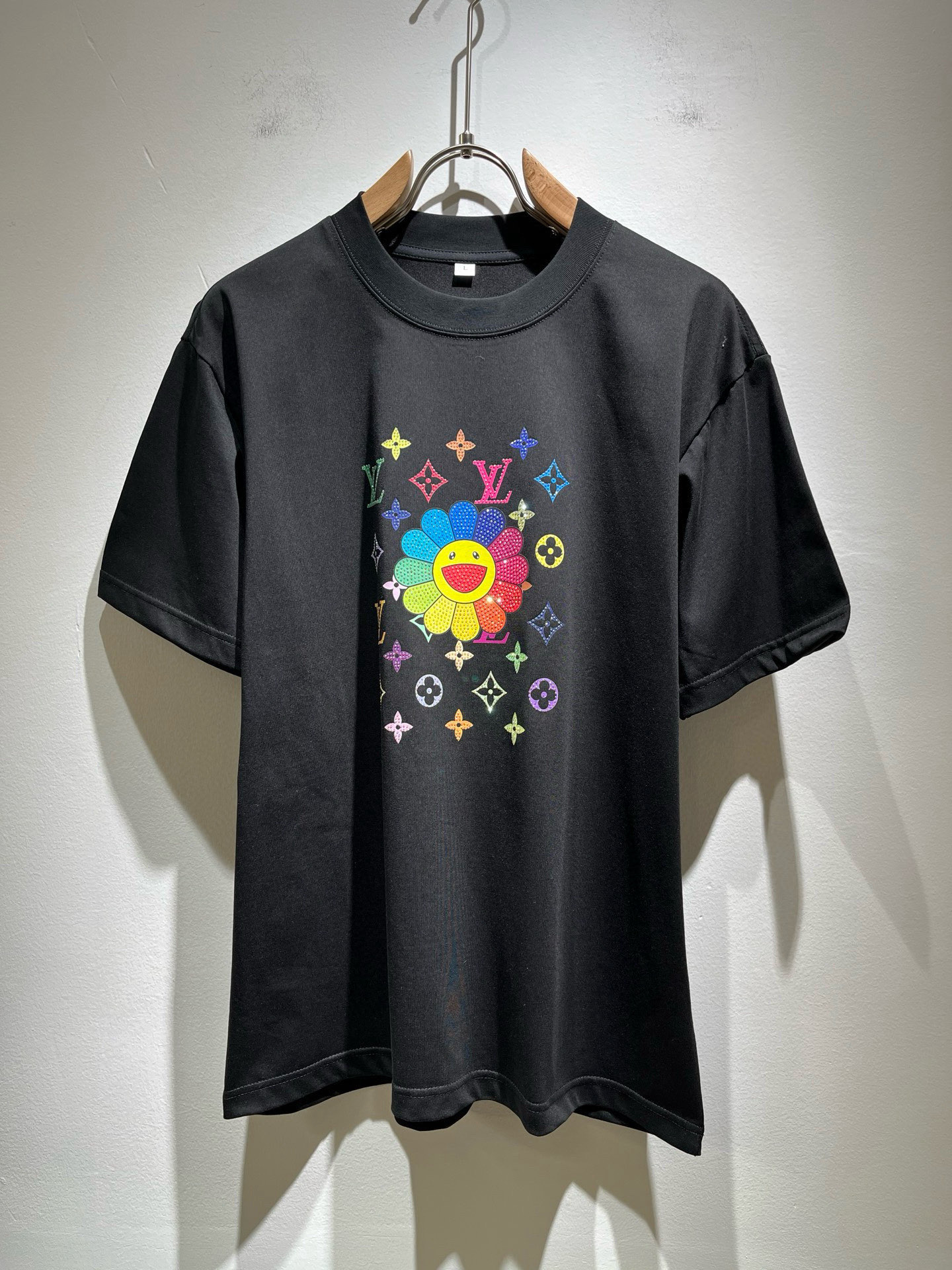 NO:501517,LouisVuitt*Louis*Deng The new series of spring and summer 2025 products are launched, a very fashionable and avant-garde short-sleeved T-shirt for men and women, with logo logo pattern and printing decoration!  Different from the past, it declares the design concept that has been passed down for many years in the brand!  Its eye-catchingness is no less than any classic style, perfectly presenting the fashionable, high-end and luxurious feeling in front of the world!  Made of imported cotton materials, selected high-quality pure cotton fabrics, soft and soft to the touch, the real thing is definitely beyond your imagination, close to the body and breathable, even if you sweat profusely, you will not feel greasy or stuffy, and will bring sweating and moisture absorption to the extreme!  Size M-4XL, louis vuitton,louis vuitton,t-shirt,tees,t-shirt,alexander wang19860909LouisVuitt*路易*登 2025春夏全新系列单品上线,非常时髦前卫的一款男女同款短袖T恤,标识logo图案印花修饰！区别于以往的不同,宣示品牌传承多年的设计理念！其吸睛度完全不亚于任何经典款式,将时髦高级感与奢华感完美呈现在世人眼前！客供进口全棉材质制成,精选优质纯棉面料,触感软糯亲肤细腻,实物到手绝对超乎你的想象,贴身无比舒适透气,即便是汗流浃背也不会有腻身及闷热感可言,将排汗吸湿性发挥到了极致！尺码M-4XL,,louis vuitton,louis vuitton,T-shirt,tees，t-shirt,alexander wang,Men's clothing