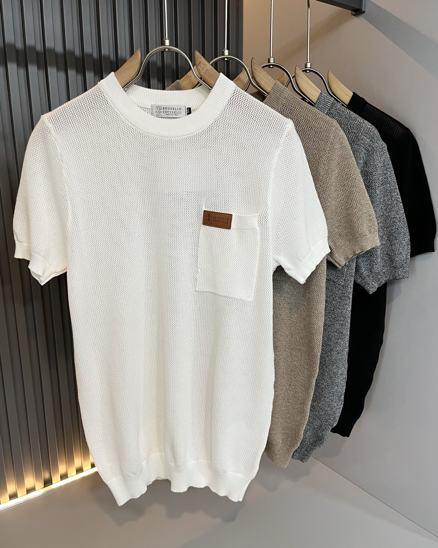 NO:504365,BC-Brunello Cucineli 2025 spring and summer new men's knitted short-sleeved T-shirt, a fashionable and versatile item that many celebrities love to wear!  The logo on the chest is super good-looking. Friends who like classic and simple must not miss this one!  The calm and atmospheric brand style has always been favored by the upper class! It is also the best choice for fashionable items!  The upper body is so handsome, highly recommended!  !  !  In addition to its brand added value, the biggest attraction of this short sleeve is that this short sleeve has a high cost-effectiveness in terms of color and material!  Customized original exclusive knitted material design!  Environmentally friendly washing, customized fabrics, pre-shrinkage treatment to ensure a crisp style. The combed cotton fabric feels super soft and smooth and sweat-absorbing!  The wash water does not deform, the feel is comfortable and smooth, the upper body is soft and comfortable, the classic fashionable lapel design is simple and not complicated, and it is very pleasing to the eye!  Code number M-4XL, brunello cucinelli, T-shirt, tees, t-shirt, alexander wang19860909BC-Brunello Cucineli 2025春夏新款男士针织短袖T恤,众多明星都爱穿的时尚百搭单品！胸前LOGO超级好看,喜欢经典简约的朋友,一定不能错过了这款！沉稳大气的品牌风格一直以来备受上层人士的青睐!也是时尚单品的不二之选！ 上身帅到爆了,强烈推荐！！！这件短袖最大的吸引力除了他本身的品牌附加值,更加肯定的是这款短袖无论在颜色搭配还是材质上都有很高的性价比！ 定制原版专属针织材质设计！环保水洗,定制面料,预缩处理,确保版型的挺括,精梳棉面料手感超柔顺滑又吸汗！洗水不变形,手感舒适顺滑,上身柔和舒适,经典的时尚翻领设计,精简不繁,很是耐看！码数M-4XL,,brunello cucinelli,T-shirt,tees，t-shirt,alexander wang,Men's clothing