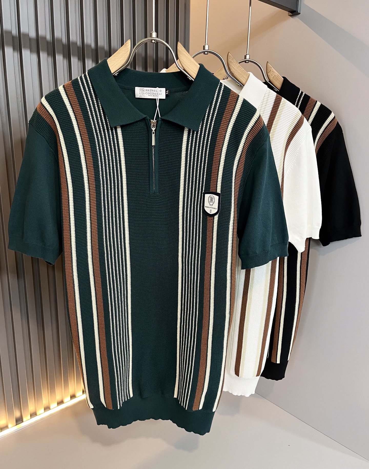 NO:502558,BC-Brunello Cucineli 2025 spring and summer new men's knitted short-sleeved T-shirt, a fashionable and versatile item that many celebrities love to wear!  The logo on the chest is super good-looking. Friends who like classic and simple must not miss this one!  The calm and atmospheric brand style has always been favored by the upper class! It is also the best choice for fashionable items!  The upper body is so handsome, highly recommended!  !  !  In addition to its brand added value, the biggest attraction of this short sleeve is that this short sleeve has a high cost-effectiveness in terms of color and material!  Customized original exclusive knitted material design!  Environmentally friendly washing, customized fabrics, pre-shrinkage treatment to ensure a crisp style. The combed cotton fabric feels super soft and smooth and sweat-absorbing!  The wash water does not deform, the feel is comfortable and smooth, the upper body is soft and comfortable, the classic fashionable lapel design is simple and not complicated, and it is very pleasing to the eye!  Code number M-4XL, brunello cucinelli, T-shirt, tees, t-shirt, alexander wang19860909BC-Brunello Cucineli 2025春夏新款男士针织短袖T恤,众多明星都爱穿的时尚百搭单品！胸前LOGO超级好看,喜欢经典简约的朋友,一定不能错过了这款！沉稳大气的品牌风格一直以来备受上层人士的青睐!也是时尚单品的不二之选！ 上身帅到爆了,强烈推荐！！！这件短袖最大的吸引力除了他本身的品牌附加值,更加肯定的是这款短袖无论在颜色搭配还是材质上都有很高的性价比！ 定制原版专属针织材质设计！环保水洗,定制面料,预缩处理,确保版型的挺括,精梳棉面料手感超柔顺滑又吸汗！洗水不变形,手感舒适顺滑,上身柔和舒适,经典的时尚翻领设计,精简不繁,很是耐看！码数M-4XL,,brunello cucinelli,T-shirt,tees，t-shirt,alexander wang,Men's clothing