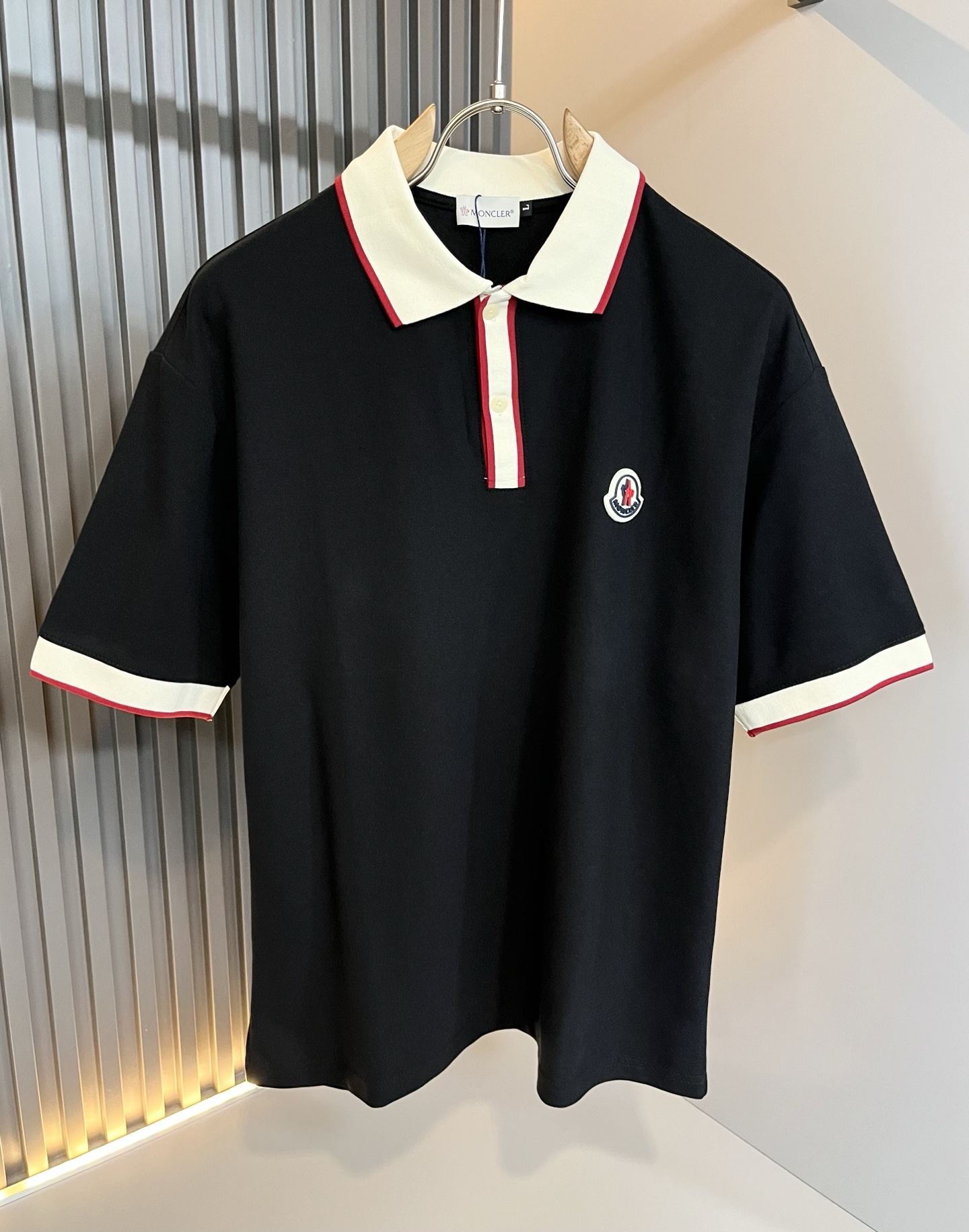 NO:501509,MON Meng**kou 2025 spring and summer new men's original single men's short-sleeved POLO shirt, trading company goods, and the official website is available at the same time!  This type of basic items is a must-see every season. It is equipped with imported pearl mesh cotton, which has both comfort and breathability, and the overall visual value is full, and the chest logo logo badge is decorated!  A single item with extremely high dressing rate!  Standard style and tailoring, comfortable stretching, and unrestrained exercise!  The lapel design meets the needs of simple styles, while having strong practical wearability, high-end, atmospheric and high-end!  Universal and versatile model. Size M-4XL, T-shirt, alexander wang19860909MON蒙**口2025春夏新款男士原单男士短袖POLO衫,贸易公司货,官网同步发售！此类型的基础单品是每季必出现的,客供进口珠地网眼棉,舒适性与透气性兼备,整体视觉值满分,胸前标志logo徽章修饰！穿搭率极高的单品！版型剪裁标准,伸展舒适,运动无拘束！翻领的设计在满足简约的风格上的需求同时,实穿性强,高端大气上档次！ 万能百搭款.尺码M-4XL,,T-shirt,alexander wang,Men's clothing