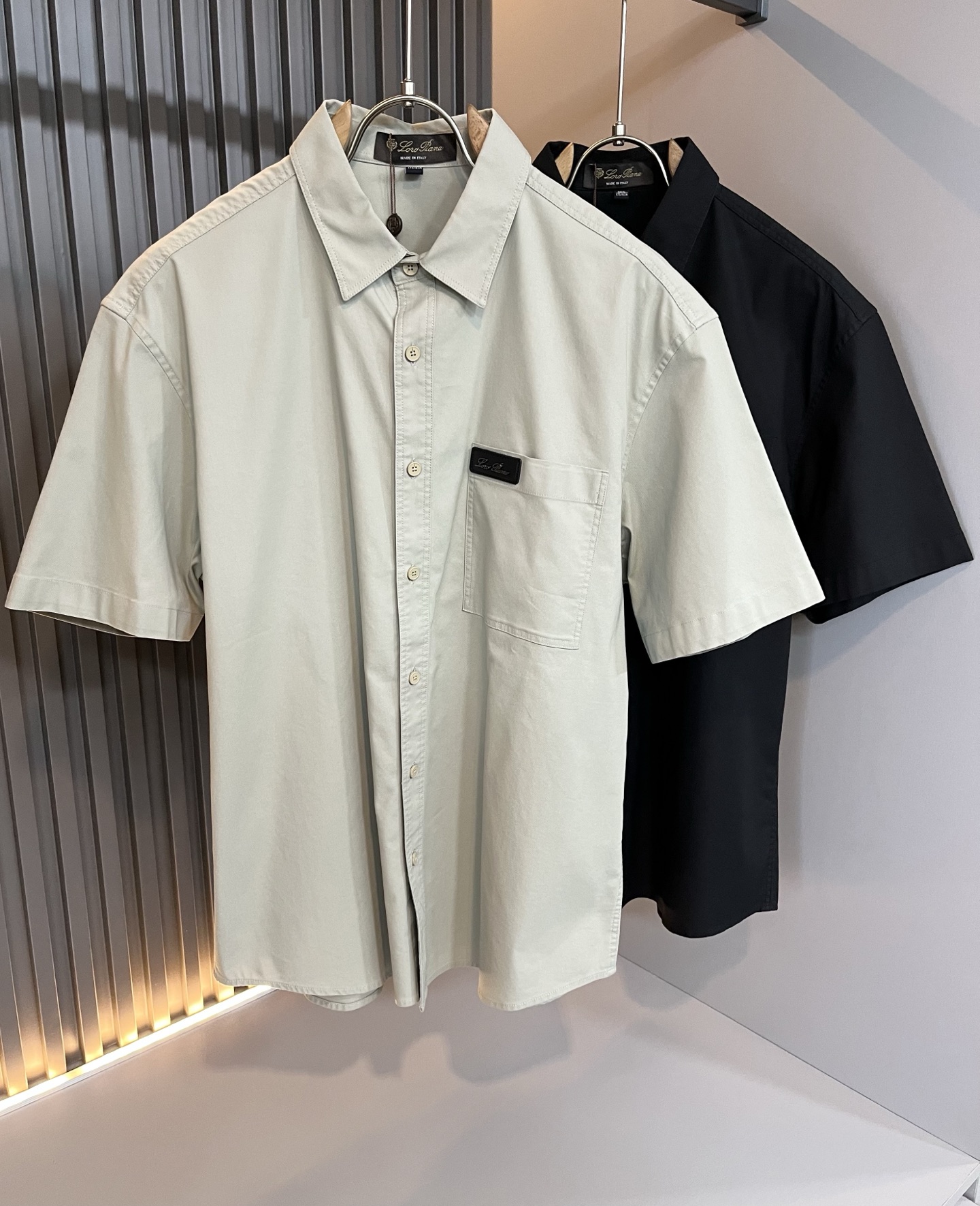 NO:501504,Loro Piana Nouyou Pianya The latest trade order lapel short-sleeved shirt for men in spring and summer 2025, full quality!  !  Designed with logo leather pattern!  The upper body is comfortable and breathable, not stiff, and the overall three-dimensional feeling is rich, with quality export orders, customized exclusive fabric tailoring to meet the simple needs of commuters for dressing. The upper body is very effective, it looks slim and not picky about the figure. The fabric workmanship... Improper, good craftsmanship can make you look good and tasteful, a must-have item for everyone!  Size M-4XL, loro piana, T-shirt, alexander wang19860909Loro Piana诺悠翩雅 2025春夏男士最新的贸易订单翻领短袖衬衣,全品相！！采用logo皮革图案设计！上身舒适透气,不僵硬,整体有着丰富的立体感,品质出口订单,定制专属面料剪裁,满足通勤人们对于着装的简约需求,上身效果很好,显瘦,不挑剔身材.面料做工....无可挑剔,好工艺好面料才能穿出好品味一款,人手必备单品！尺码M-4XL,,loro piana,T-shirt,alexander wang,Men's clothing