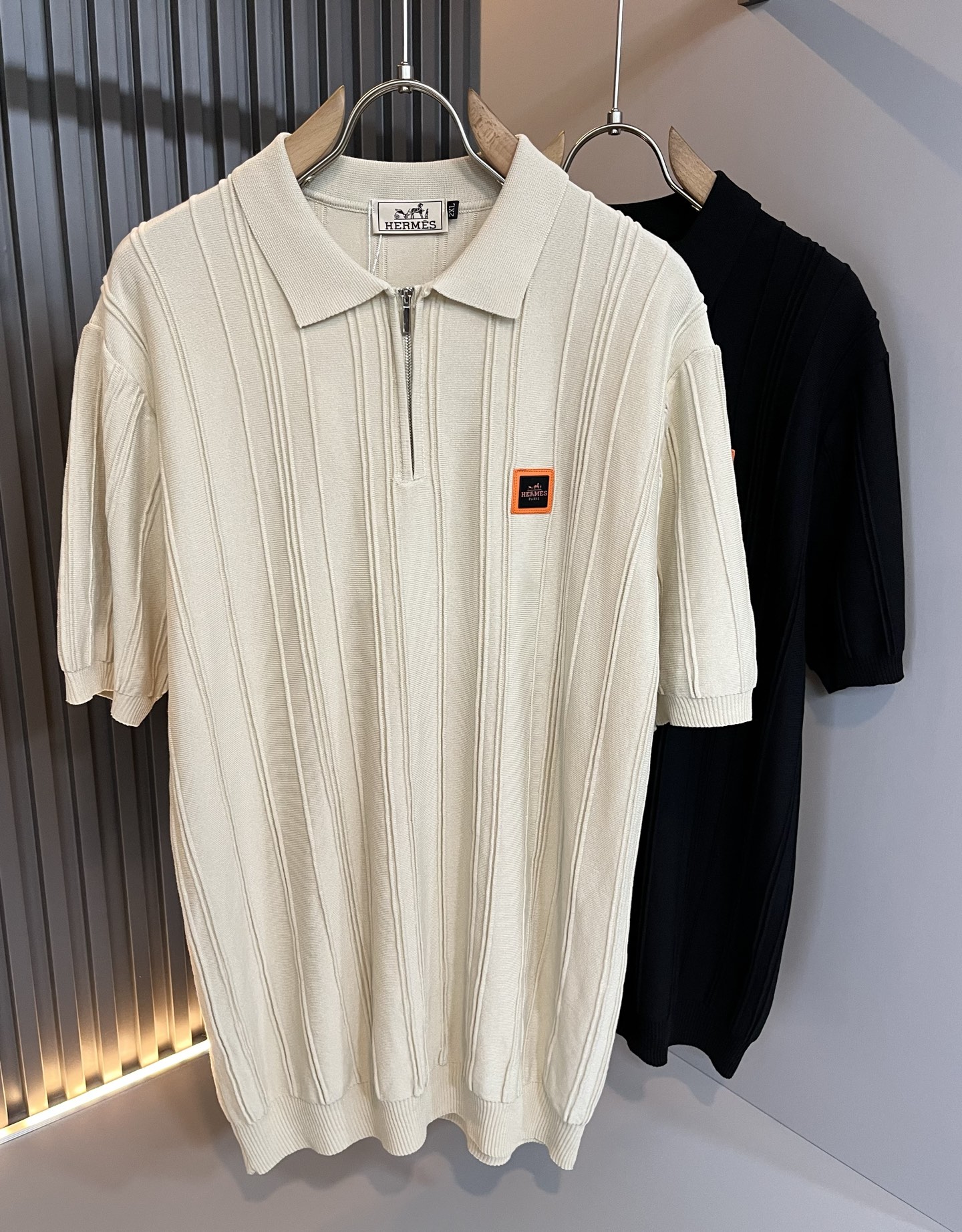 NO:501500,Her*mes 2025 spring and summer new knitted short-sleeved T-shirt, a new upgraded versatile basic style, low-key and luxurious, and a choice of character!  Select high-quality selected knitted fabrics!  Created, enjoy a relaxed and comfortable wearing experience, with super vertical performance, and has a strong sense of art. The iconic logo badge is designed with meticulous craftsmanship and high recognition, showing the new brand micro-label culture!  Classic perfect layout design, precise and in place for cutting. Simple and atmospheric style, and can show fashionable charm in daily leisure life. Size M-4XL, T-shirt,tees, t-shirt,alexander wang19860909Her*mes爱*仕2025春夏新款针织短袖T恤,全新升级百搭基础款,低调奢华,品格之选！甄选优质精选针织面料！打造而成,享受轻松自在的穿着体验,有着超强的垂直性能 艺术感极强标志性logo徽章工艺设计,工艺细致,辨识度极高,展现全新品牌微标文化！经典完美版型设计,在裁剪上精准到位.简约大气风格,又能在日常休闲生活中展现时尚魅力.尺码M-4XL,,T-shirt,tees，t-shirt,alexander wang,Men's clothing