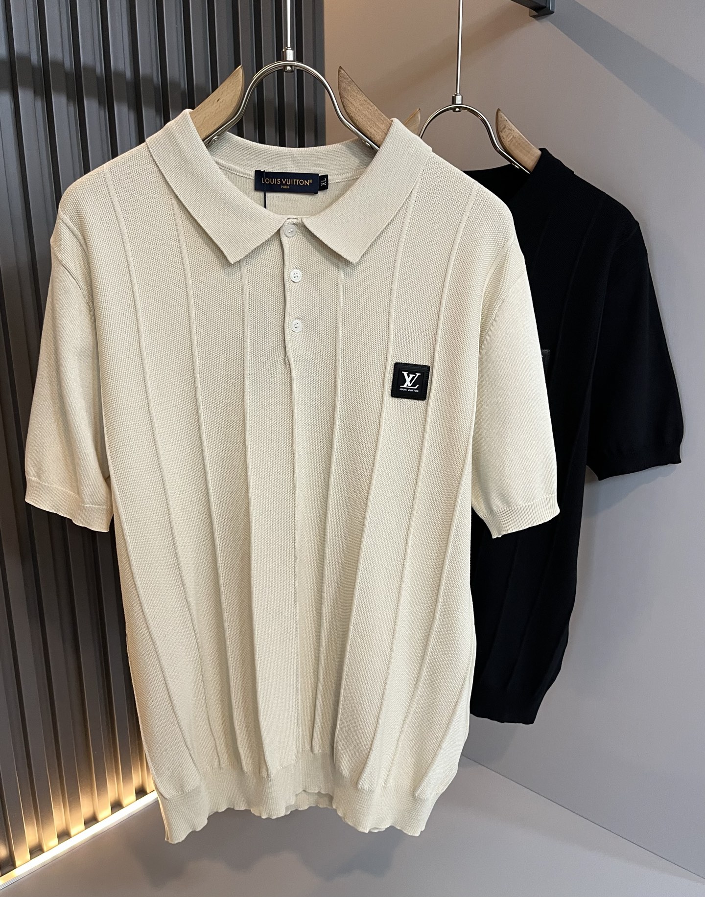 NO:501491,Louis Vuit*on Spring and Summer 2025 Louis Family Light Luxury Lapel Knit Short Sleeve!  The new high-end Louis family has always been so flawless in detail, and creative designs are endless. Letter logo badge pattern design!  It is something that everyone loves. It is made of top-quality ice silk blend, super soft and tough, and has excellent breathability. It comes from world-class trade-level OEM channels, with extremely rare quantity and no help after selling out. The three-dimensional logo presents an extraordinary texture, clean and neat. This is the special skill of the Louis family and the latest craftsmanship this quarter. The degree of meticulousness has reached the top, and the slim three-dimensional tailoring design is a unique combination of luxury and fashion!  Size M-4XL, louis vuitton,louis vuitton,t-shirt,alexander wang19860909Louis Vuit*on 2025春夏路易家族轻奢翻领针织短袖！路易家族的新高端,细节品质永远的那么完美无瑕,创意设计层出不穷.字母logo徽章图案设计！实属人见人爱的东西.顶级冰丝混纺打造,超级柔软且具有韧性,透气感也是绝佳.来自世界级贸易级别的代工厂渠道,数量极其稀少售完无补.立体Logo呈现不一般的质感,干净俐落.这是路易家族的看家绝活也是本季度的最新工艺.细致化程度已经达到顶端了,修身立体剪裁的版型设计堪称一绝.属于奢华与时尚的融合！尺码M-4XL,,louis vuitton,louis vuitton,T-shirt,alexander wang,Men's clothing