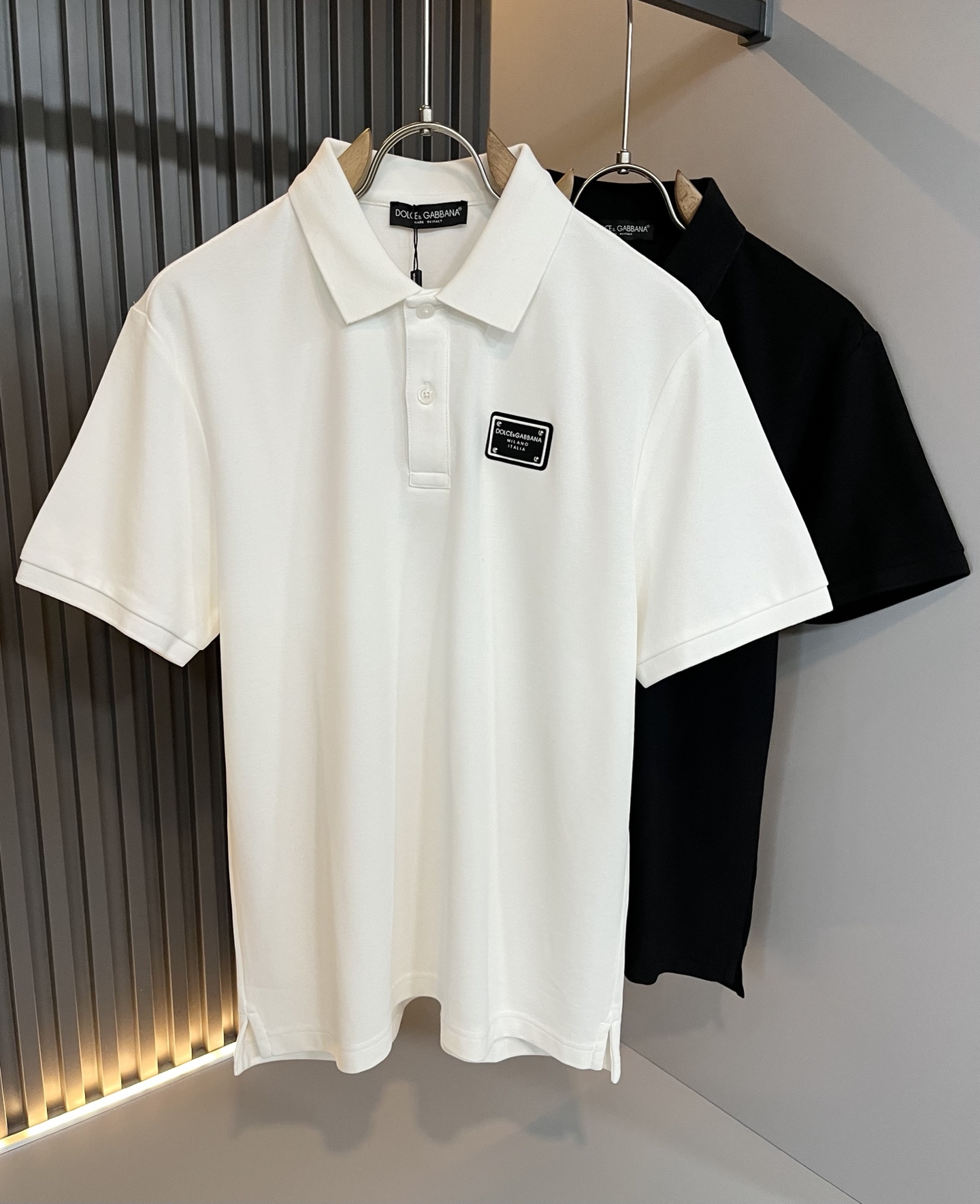 NO:501487,Dolce&Gabba*a 2025 spring and summer new men's short-sleeved Polo shirt, released simultaneously in the counter!  Customized exclusive bead floor cotton fabric, chest logo pattern badge craft design!  Simple and generous, calm and versatile, extremely high-end, perfectly integrated with fashion and style, a top fashionable style that perfectly suits the outside wear!  The overall feeling is natural!  The ultimate classic versatile short-sleeved T-shirt adopts the latest three-dimensional logo elements and badge texture!  The ultimate perfection of heavy industry!  Fans who pursue high quality are please buy them by themselves, and all fans who know the goods are invited to appreciate this model together!  !  Size M-3XL, Dolce & Gabbana, Dolce & Gabbana, T-shirt,tees, t-shirt,alexander wang19860909Dolce&Gabba*a 杜嘉*纳2025春夏新款男士短袖Polo衫,专柜同步发售！定制专属珠地棉面料,胸前logo图案徽章工艺设计！简约大方,从容百搭,档次极高,完美融入时尚还有风情感一款完美符合外穿的顶尖时髦气质款！整体给人浑然天成的感觉！极致经典的百搭型短袖T恤,采用最新的立体logo元素徽章质感！极致的重工极致的完美！追求高品质的粉丝们请自行抢购,诚邀所有识货的粉丝一同鉴赏此款！！尺码M-3XL,,Dolce&Gabbana,Dolce&Gabbana,T-shirt,tees，t-shirt,alexander wang,Men's clothing