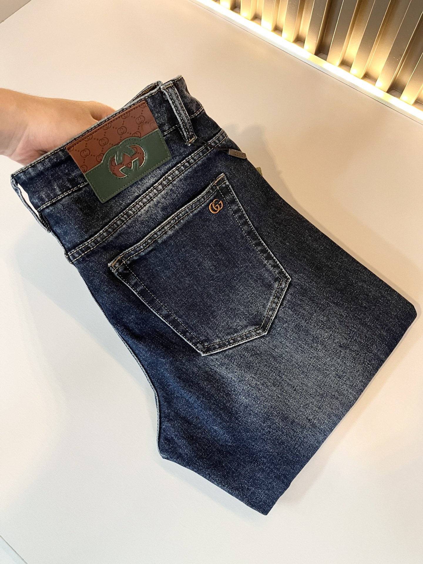 NO:501483,Guc* Gucci 2025 spring and summer new product for men's high-end casual and versatile four-season commuting slim tailoring jeans!  For fans, such a grand classic design is enough to plant grass at a glance. It is the most handsome series of all jeans this year. I only need to take a look and know that this will definitely be a sensational hit, and it is popular on the Internet. The classic slim three-dimensional tailoring style is equipped with the latest logo pattern waist brand craft design!  Very representative waist brand modification!  It simply and easily demonstrates the charm of the brand, and naturally presents specifications, grades, fashion and trendy effects. It matches the performance to easily create a high-end and high-end effect!  The top imported Japanese washing cowboy is made of cotton, and it is comfortable and breathable, and has a natural drape, which is suitable for all year round outfits!  !  This jeans are made of three-dimensional cut and straight-fitting style. The magic and practical wearability of the single match are understandable. Whether you are wearing daily clothes or appearing on the high street, it is the best choice. It is super charming!  It also demonstrates the authentic BUR original flavor, and it also perfectly shows its specifications and rank!  Obviously, this is a big and powerful product that you must collect. You must collect this product and highly recommend it!  Size 30-40 37 39, burberry, gucci, jeans, alexander wang19860909Guc*古奇 2025春夏新品男士高端休闲百搭四季通勤修身剪裁牛仔裤！对于粉丝来说,这样大气的经典设计足矣一眼种草,是今年所有牛仔裤当中最帅的一个系列,我只需要看一眼就知道,这绝对会是一个引起轰动的爆款,而且全网风靡,经典的修身立体剪裁版型打造,配置了最新的logo图案腰牌工艺设计！极具代表性腰牌修饰！简单轻松的彰显出品牌魅力所在,自然而然的呈现规格,档次,时髦以及新潮效果,搭配性能满分,轻松穿出高级感与高端效果！顶级的进口日本洗水牛仔棉质打造,并舒适透气感满分,且垂感自然,适合一年四季的穿搭所需！！此款牛仔裤采用了立体裁剪小直筒版型打造,其单配魔力与实穿性是无可厚非的,不管你是日常穿搭还是高街出镜都是不二之选,超具魅力！更是彰显了地地道道的的BUR原味,同时也是完美的展现了其规格和段位所在！很显然,这是一款绝对要收的重磅好货,此款你都必须要收,极力推荐的好货！尺码30-40 37 39,,burberry,gucci,jeans,alexander wang,Men's clothing