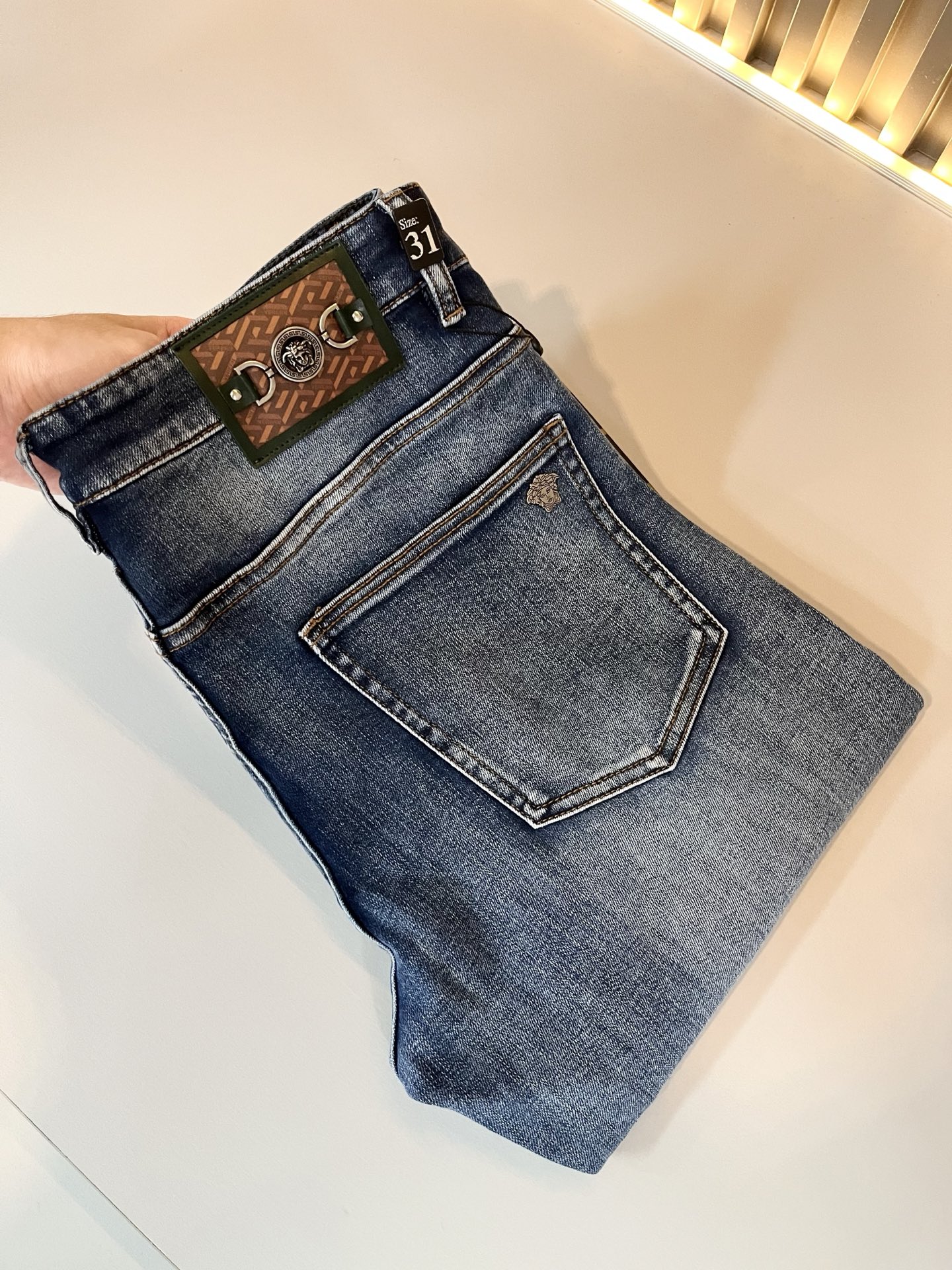 NO:501478,Versa*e Fan*zhe 2025 spring and summer new classic men's casual jeans, produced by OEM, exported to European and American orders, and the official cabinet is released simultaneously!  !  Customers supply Turkish denim, soft texture and comfortable to wear, the fabric has been washed and polished with heavy industry, giving it a more fashionable personality. Medusa avatar logo waist brand design!  Pocket brand logo embroidery design!  Show off a modern attitude with unrestrained personality and highlight the recognition of the brand!  The details are perfectly crafted, with a small straight and natural slim fit, and the upper body effect is excellent. It is a really difficult jeans!  !  Size 30-40, versace, jeans, alexander wang19860909Versa*e范*哲 2025春夏新款经典男士休闲牛仔裤、代工厂出品,出口欧美订单,官柜同步发售！！客供土耳其牛仔布、质地柔软、穿着舒适,面料经重工洗水打磨、呈现个性更时尚.美杜莎头像logo腰牌设计！口袋品牌logo刺绣设计！彰显个性不羁的摩登态度.突出品牌的辨识度！细节做工完美,小直筒、自然修身版型,上身效果特别棒,真正难的一款牛仔裤！！尺码30-40,,versace,jeans,alexander wang,Men's clothing