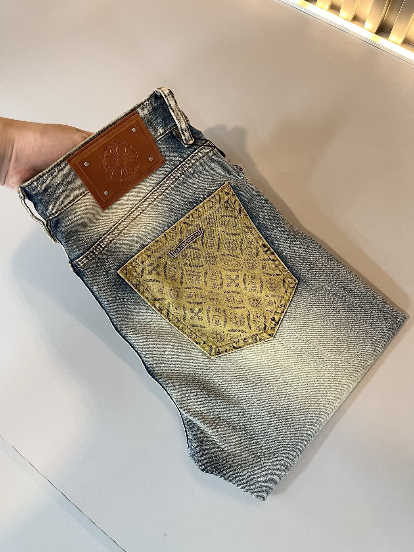 NO:502577,Chrome hear*s Ke*xin 2025 spring and summer new style jeans!  Classic silver jewelry accessories series!  The same style of men and women, a casual pants that you recognize from the bottom of your heart, and over time, it makes you more rare. The trendy high street king is the trendy brand Chrome hear*s Ke*xin. To be honest, wearing Croxin is very fashionable. If you match denim together, it will be fashionable and there is nothing to say about the streets. Made of custom-made original cotton material, the fabric feels great. This kind of comfort feels really not picky on the body. The casual and chic taste is particularly good, which enhances the sense of fashion and appearance. And such pants are particularly easy to match with various types of shoes. Where is the recognition? Leather logo matching design!  Customized by heavy industry!  Strong, not easy to wear, and the details are very well-equipped. Size 29-40, Chrome hearts, Chrome hearts, jeans, alexander wang19860909Chrome hear*s克*心 2025春夏新款牛仔裤！经典银饰辅料系列！男女同款一款让你从心底认可的休闲裤,并且经过时间的推移而让你更加珍稀,潮流的高街之王,那就是潮牌chrome hear*s克*心,穿克罗心的实话讲很潮了,如果连牛仔也一起搭配,那就是潮爆了,潮爆街头没话说.定制原版纯棉材质制成,面料手感一绝,这种舒适感穿在身上,上身真心不挑人,休闲潇洒的味道特别足,提升时尚感和颜值,并且这样的裤型特别好搭配各种类型的鞋子.辨识度就在哪里,皮革logo搭配设计！重工定制！韧性足,不易磨损,细节工艺非常到位.尺码29-40,,chrome hearts,chrome hearts,jeans,alexander wang,Men's clothing