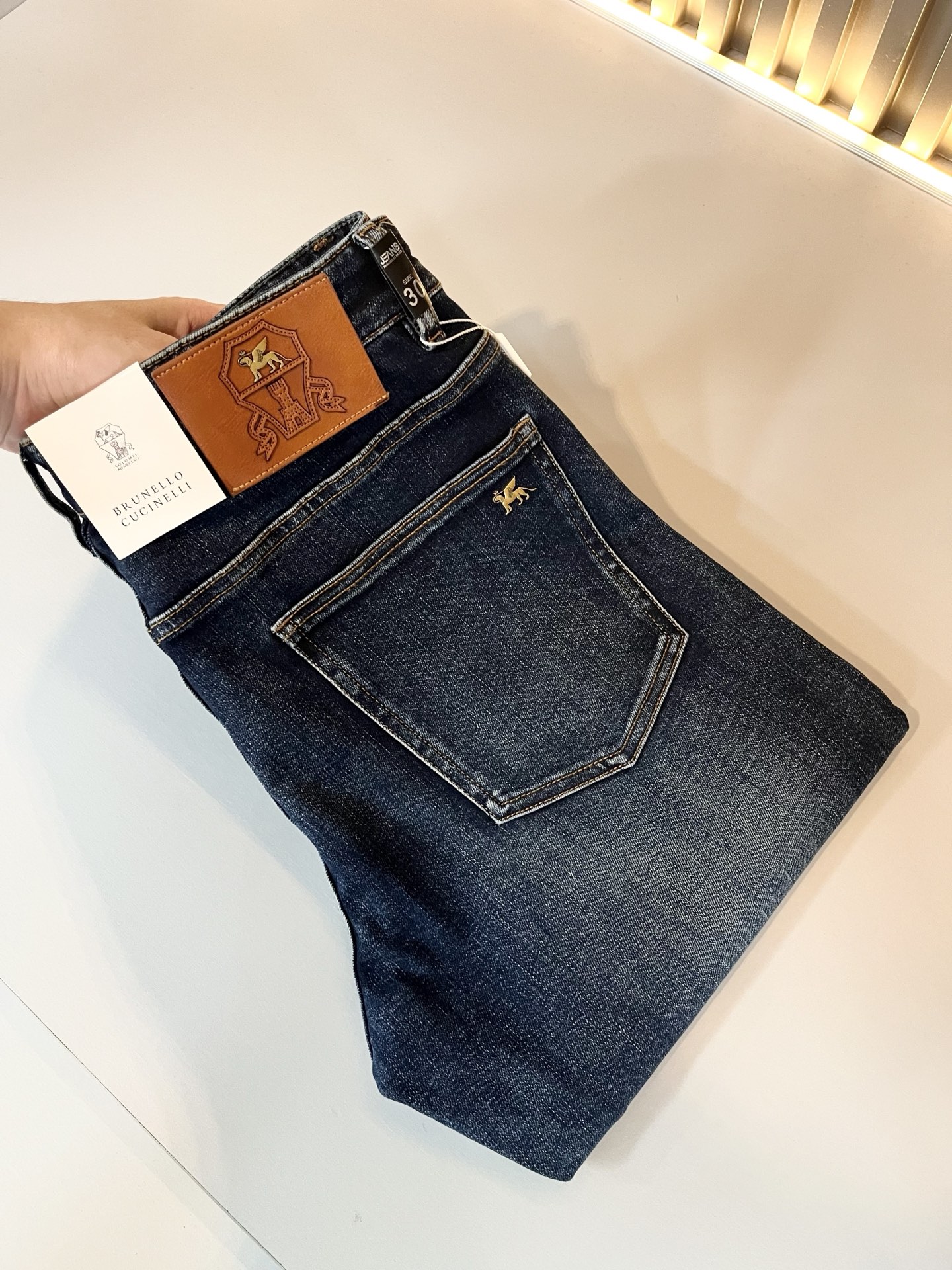 NO:501469,BC-Brunello Cucineli 2025 spring and summer new men's fashion high-end casual jeans, Hong Kong foreign business channel goods, original Japanese production, pure blood quality, perfectly continues the essence and genes of LOE*'s home. From the main fabric to the detailed craftsmanship, all show the ingenuity of quality, use multiple brand elements to interpret, and choose the precious cowhide material to build a logo waist brand design!  Identity manifestation that belongs to the soul!  Customer-supplied high-end imported pure cotton fabrics, very high-end and fashionable detailed craftsmanship, red ear cloth is completed by a specific antique loom. This element represents the identity and rank of jeans, which is very worthy of careful appreciation!  In terms of matching, it is invincible and explains the versatility in place, with ingenious details and exquisite accessories. The auxiliary materials are all provided by foreign merchants. They are tailored and slim, and the upper body is lifted with an excellent effect. They are a styling item that is hard to come by!  Size 29-40, brunello cucinelli,loewe,jeans,cowhide,alexander wang19860909BC-Brunello Cucineli 2025春夏新品男士时装款高端休闲牛仔裤,香港洋行渠道货,日本原厂出品,纯血统品质,完美延续了LOE*家的精髓与基因,从主体面料到细节工艺,无不彰显出品质的匠心所在,运用多个品牌元素标识来诠释,选取矜贵的牛皮材质构建logo腰牌设计！属于灵魂式的身份彰显！客供高级进口的纯棉面料,非常高级且时髦的细节工艺,赤耳布是由特定古董织布机完成,此元素代表着牛仔裤的身份及段位,非常值得细品悦人！在搭配上所向无敌,把百搭阐释到位,细节匠心考究,辅料皆为外商客供,剪裁合体修身,上身提臀效果绝佳,可遇而不可求的造型单品！尺码29-40,,brunello cucinelli,loewe,jeans,cowhide,alexander wang,Men's clothing